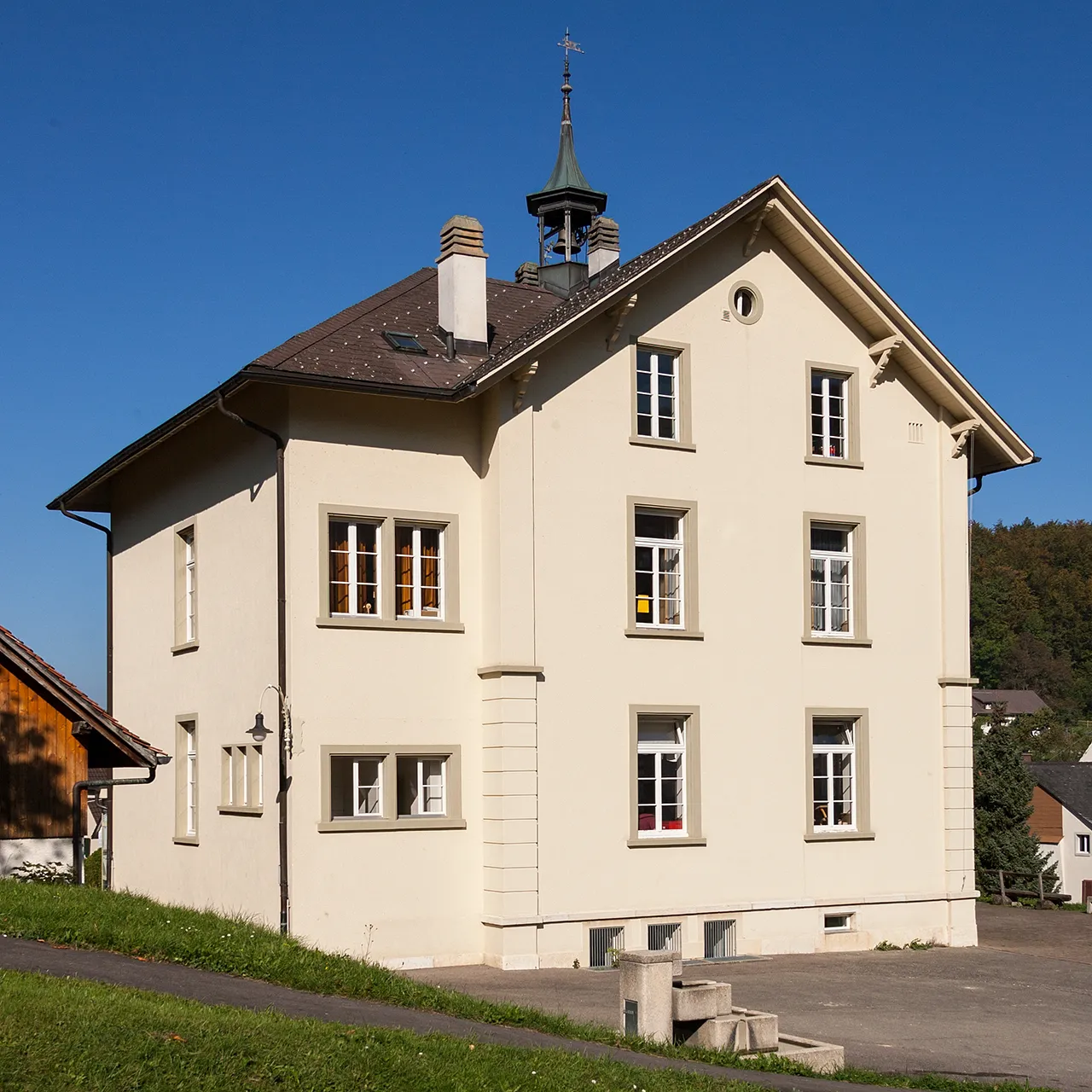Photo showing: Schulhaus in Lauwil (BL)