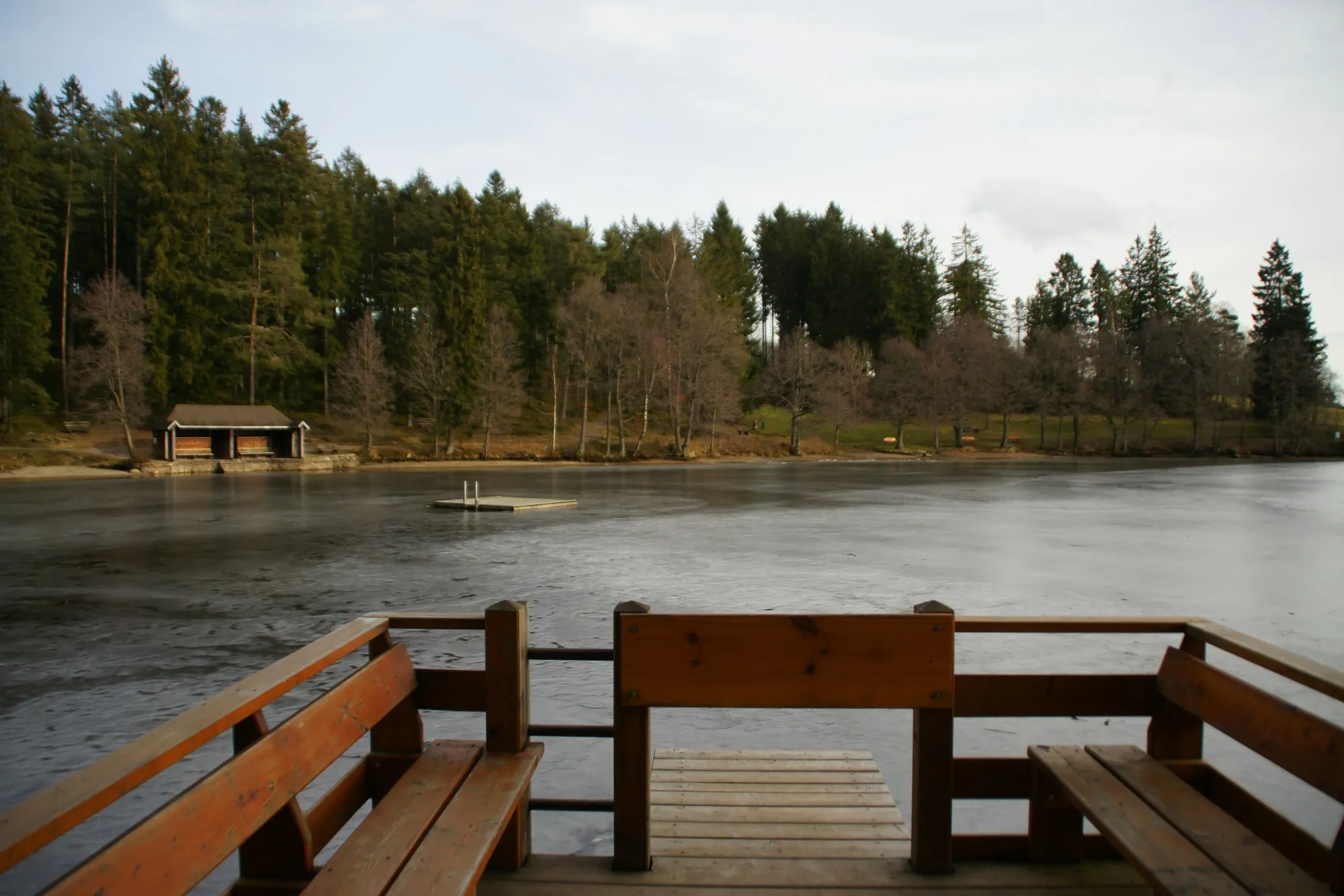 Photo showing: Schlüchtsee - Badesee bei Grafenhausen, am anderen Ufer das nach Geschlechtern getrennte Badehäuschen aus dem Anfang des 20. Jahrhunderts