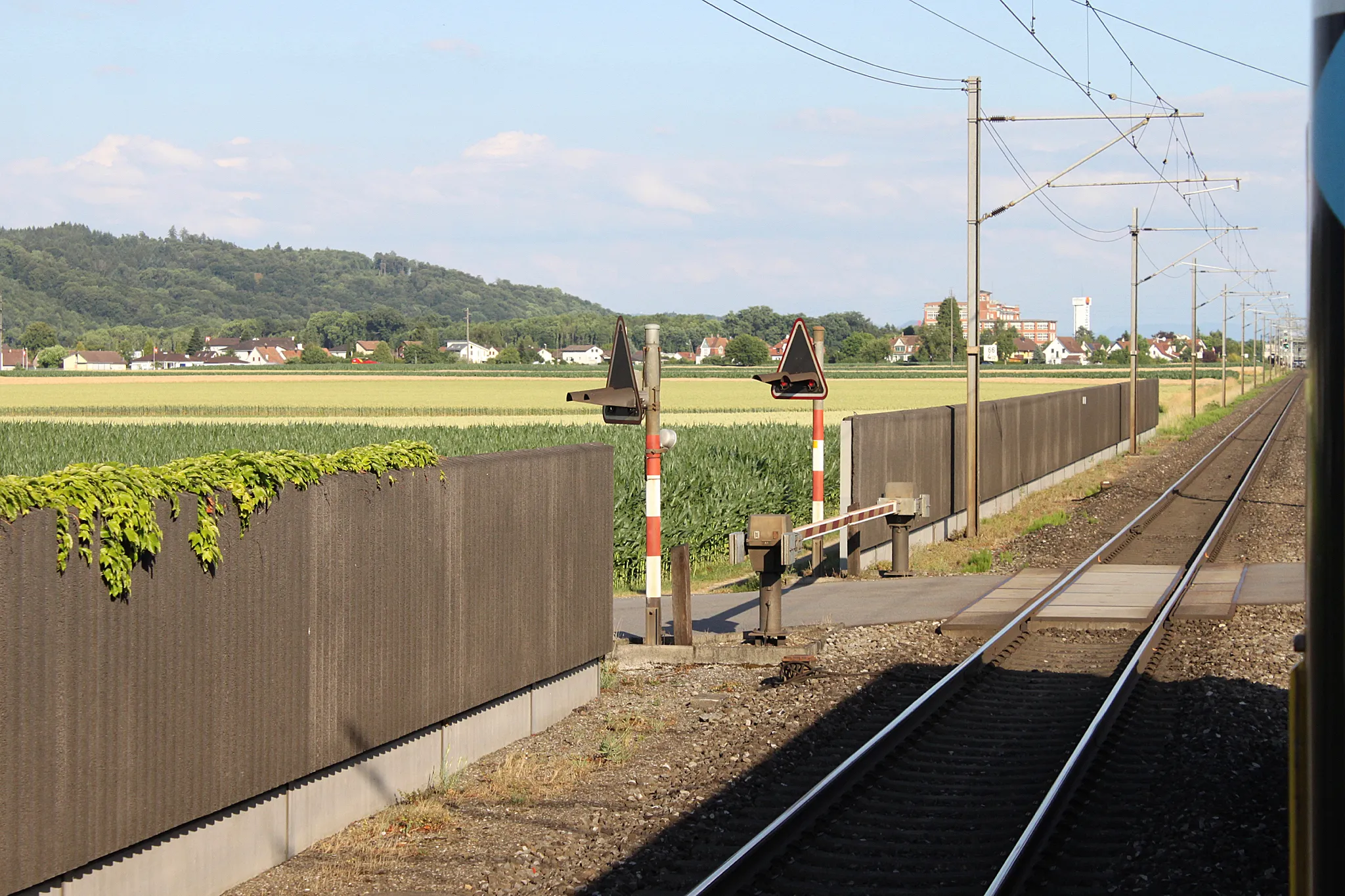 Photo showing: Level crossing in Hendschiken.