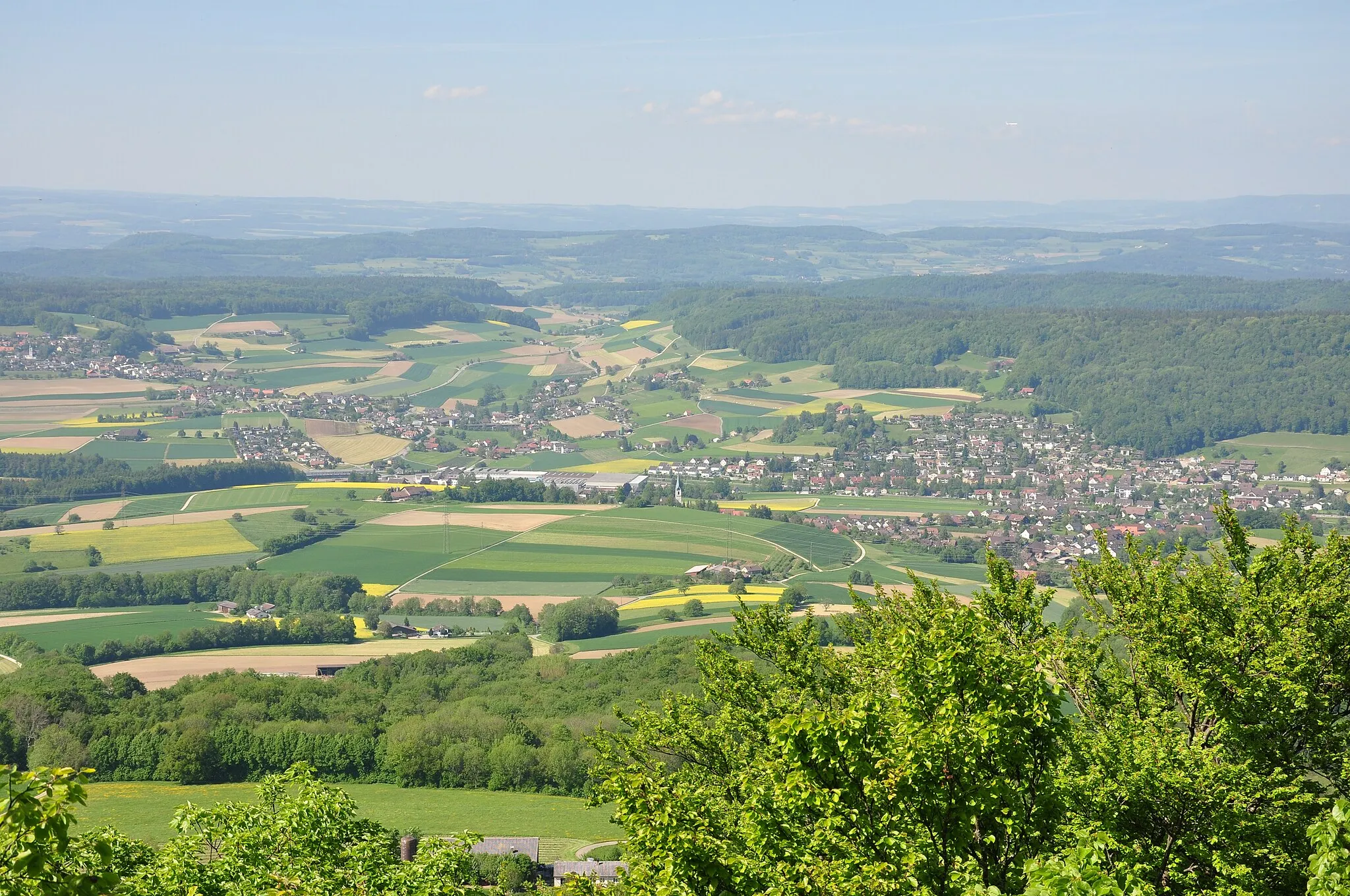 Photo showing: Niederweningen as seen from Burghorn respectively Jura-Höhenweg on Lägern (Switzerland)