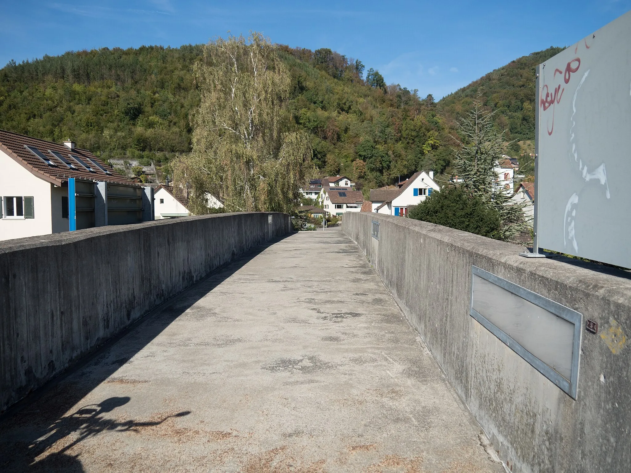 Photo showing: Pedestrian Bridge over the Ergolz River, Lausen, Canton of Basel-Landschaft, Switzerland