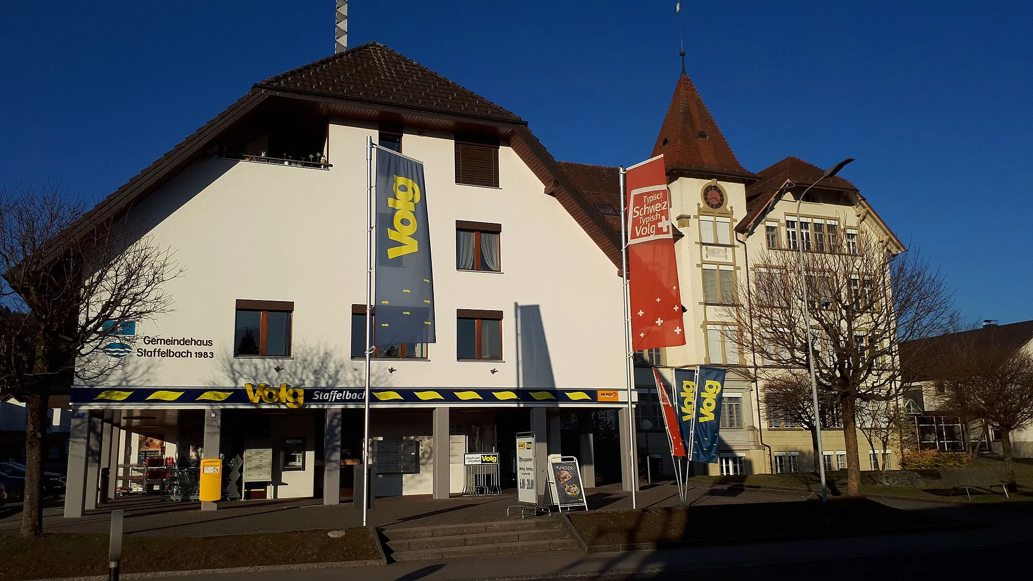 Photo showing: Staffelbach (Aargau) Dorfzentrum mit Gemeindehaus und Schulhaus