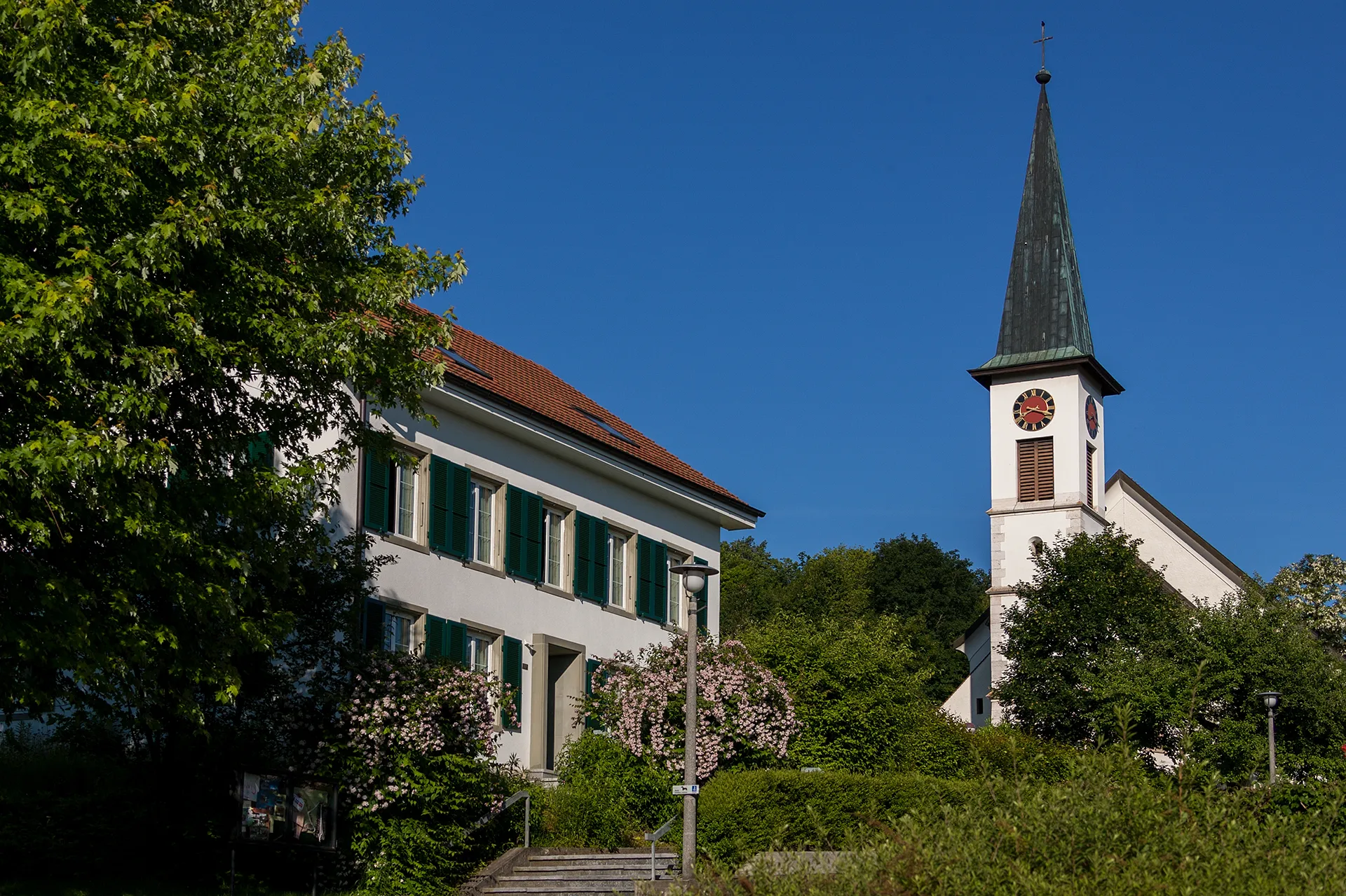 Photo showing: Pfarrhaus und Kirche in Ettingen (BL)