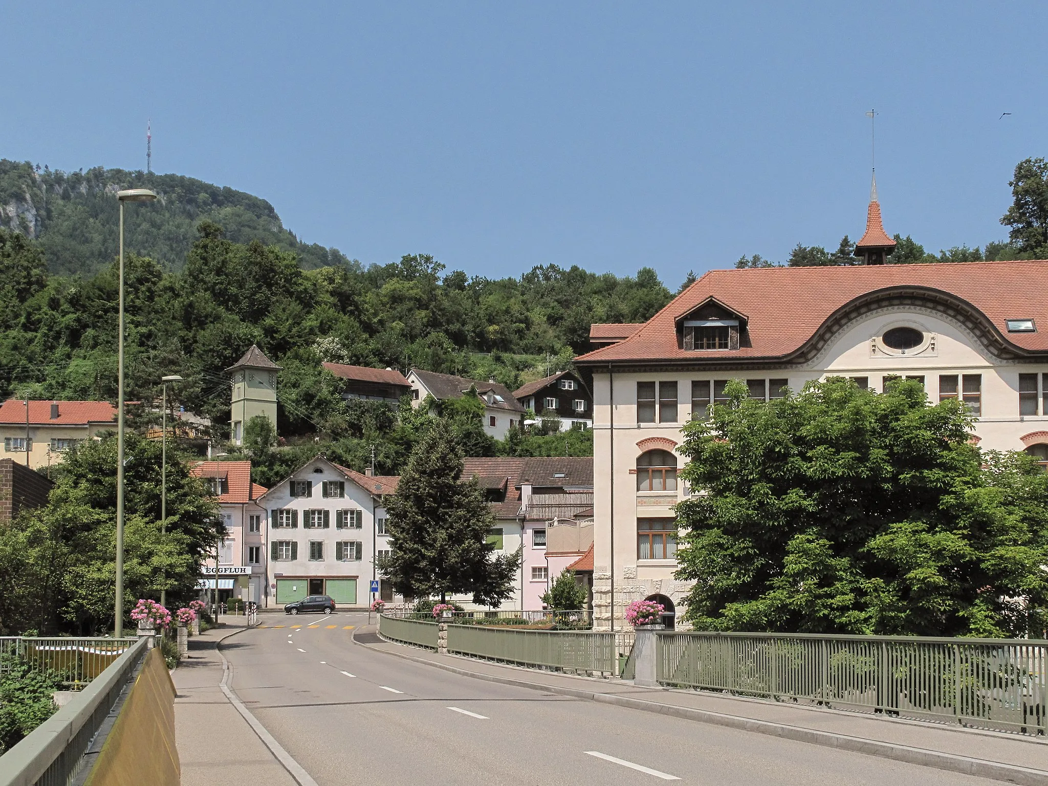 Photo showing: Grellingen, view to a street from a bridge across der Birs