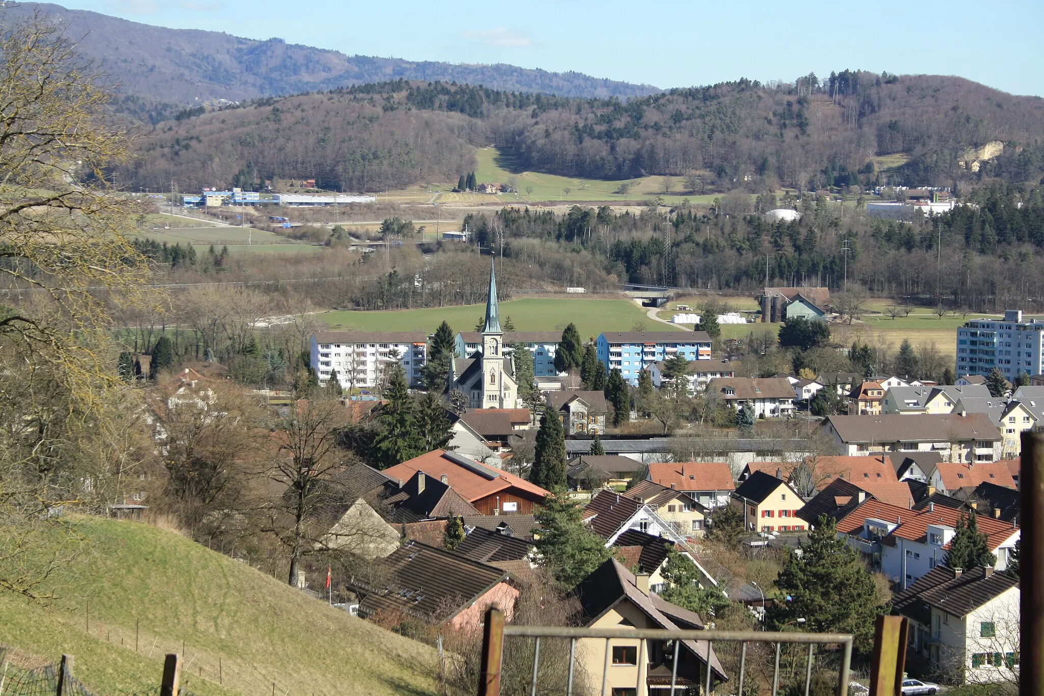 Photo showing: Blick uf de alti Dorfteil vo Noiehof mit de römisch-katholische Chile, Aargau, Schwiiz