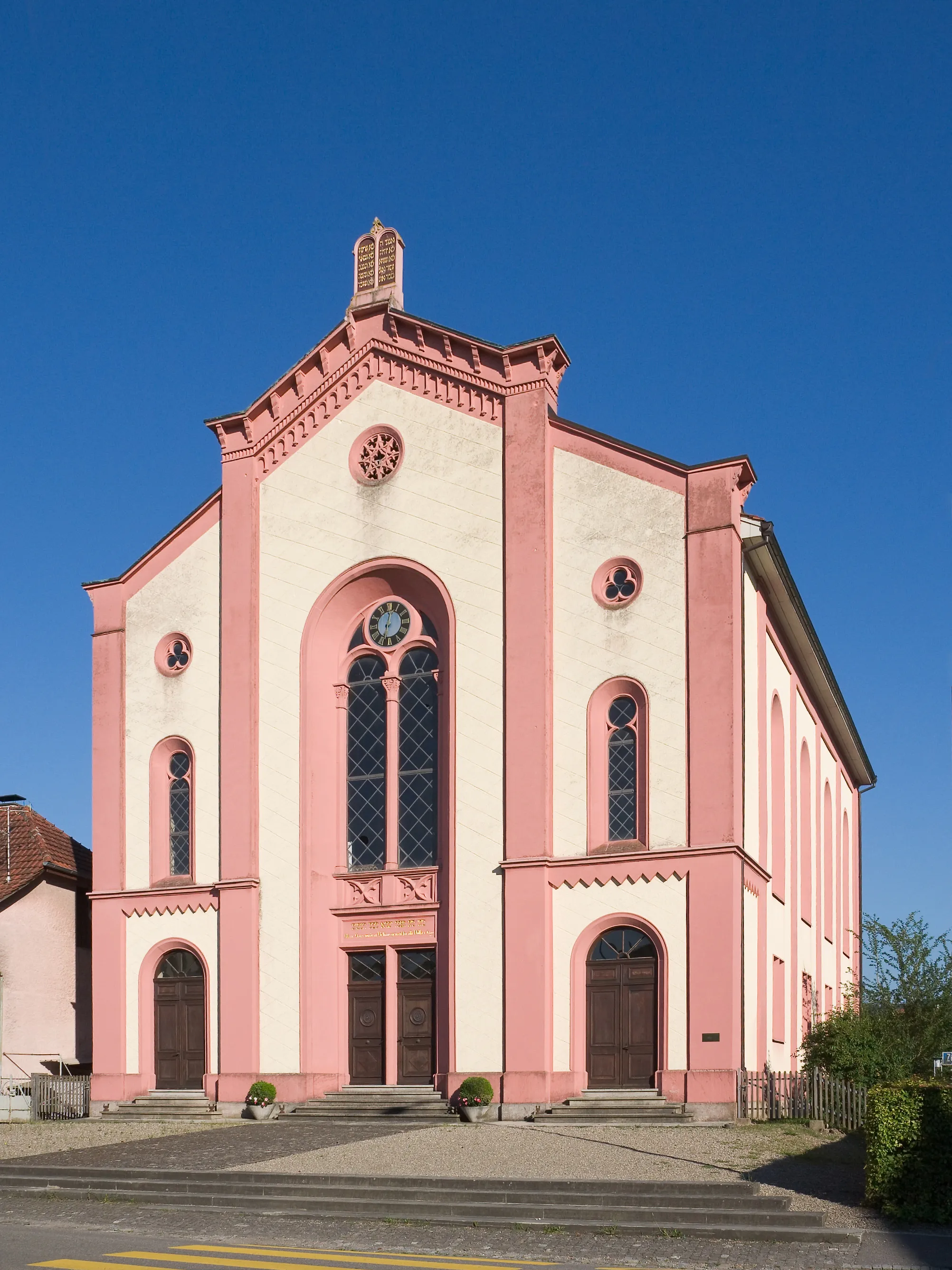 Photo showing: Portalseite der Synagoge in Lengnau AG, Schweiz