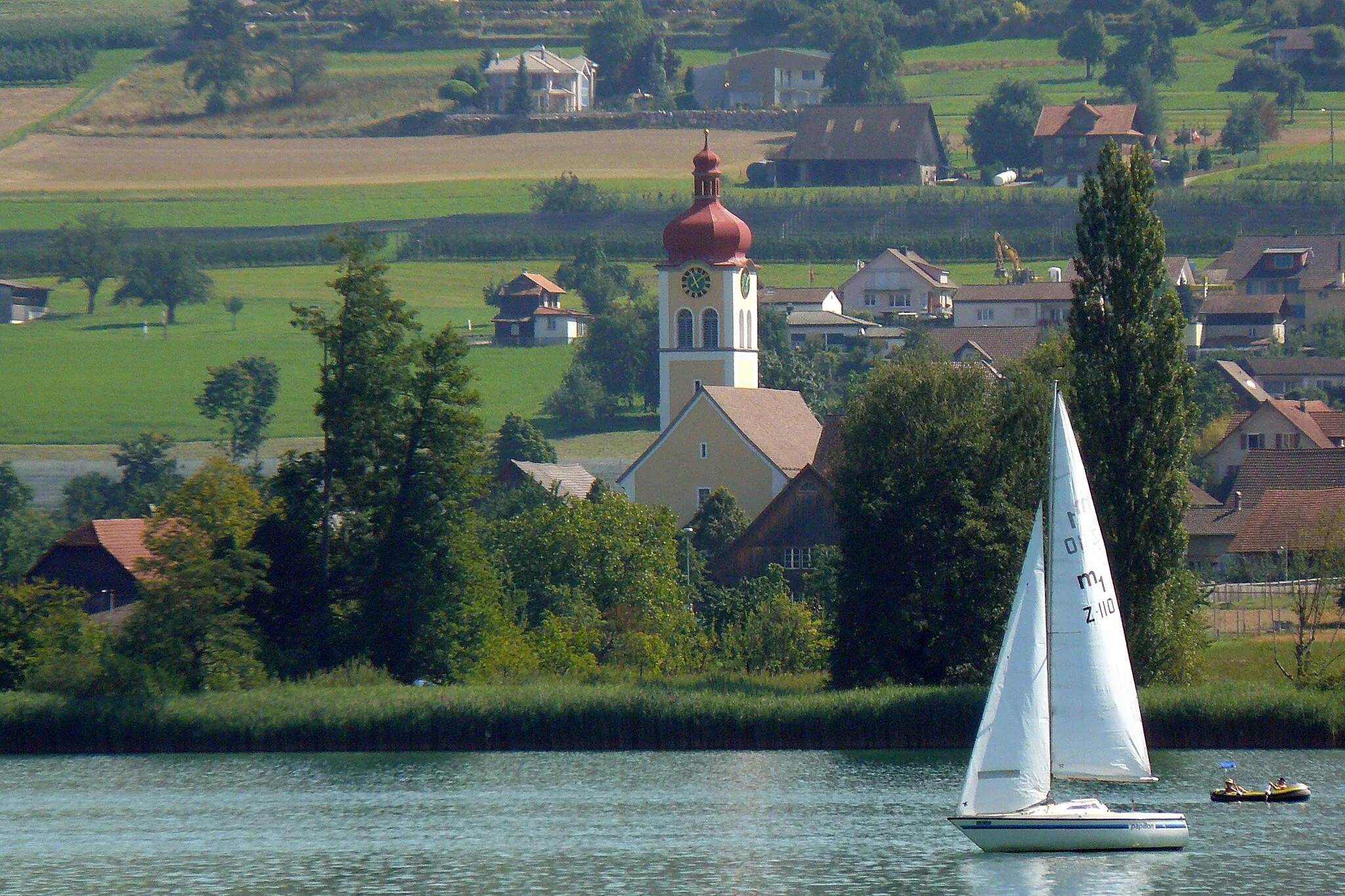 Photo showing: Aesch (canton de Lucerne, Suisse) : le Hallwilersee et l'église St.Luzia