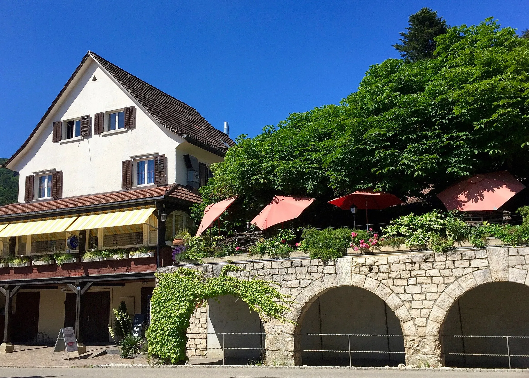 Photo showing: Restaurant Lägernstübli mit Garten im Sommer 2016

Restaurant Lägernstübli, Aussenansicht, Sommer 2016