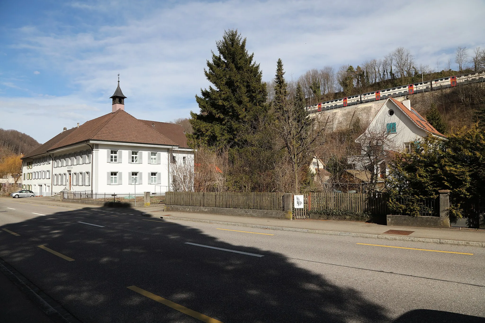 Photo showing: Das Gemeindehaus der Gemeinde Buckten an der Hauptstrasse Nr. 29.