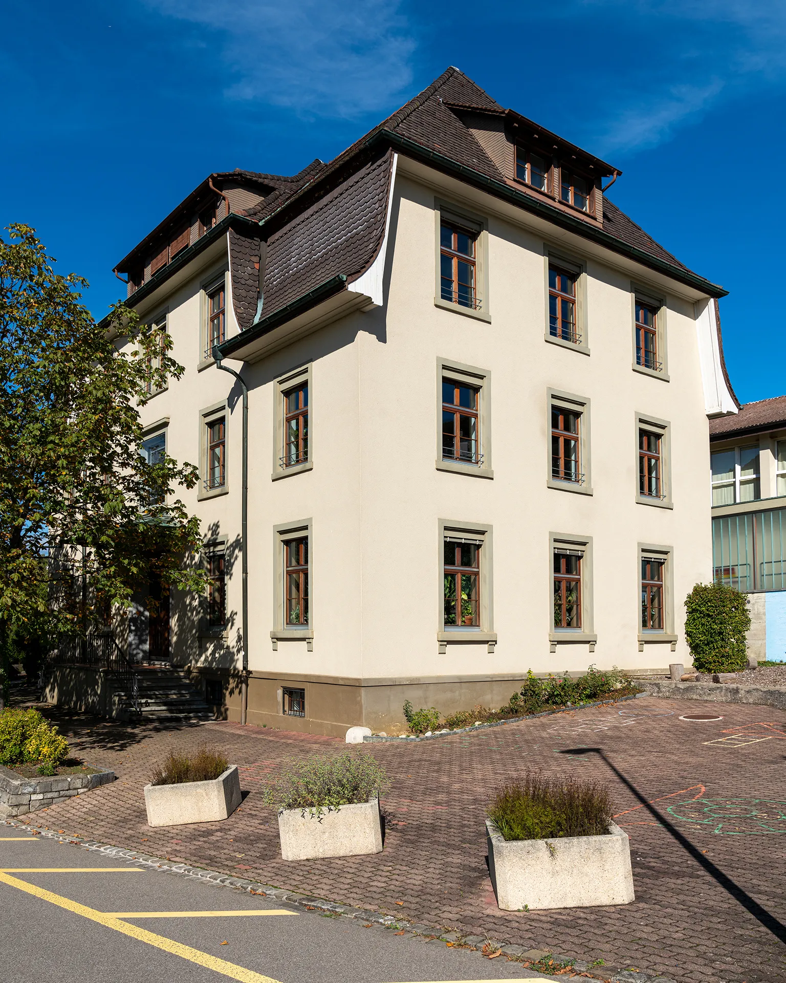 Photo showing: Schulhaus Dorf in Füllinsdorf (BL)