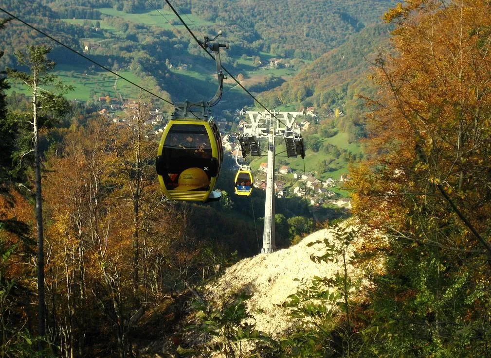 Photo showing: Cable car to Wasserfallen, above Reidgoldswil.