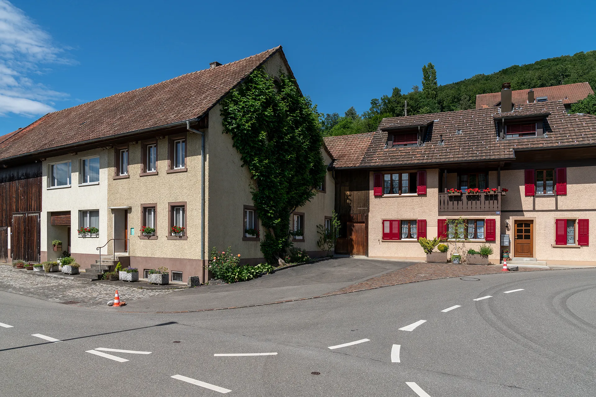 Photo showing: Dorf- ud Bergstrasse in Etzgen (AG)