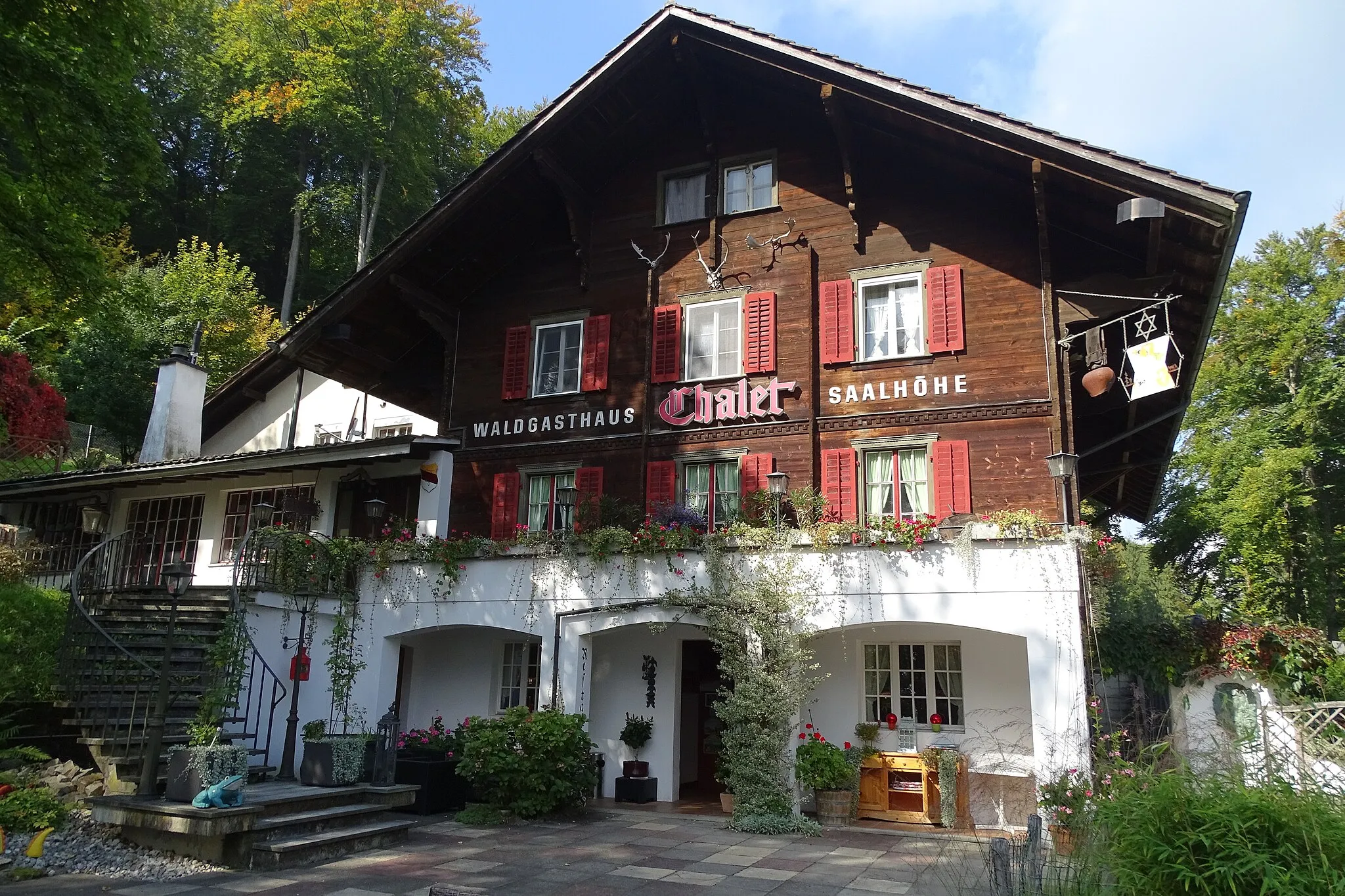 Photo showing: Das Restaurant Salhöhe (auch Saalhöhe). Es befindet sich auf einem Pass im Schweizer Jura auf einer Höhe von 781 m. ü. M. Der Pass verbindet die Orte Kienberg (SO) und Erlinsbach (AG). Die Salhöhe bildet somit die Kantonsgrenze zwischen den Kantonen Aargau und Solothurn.