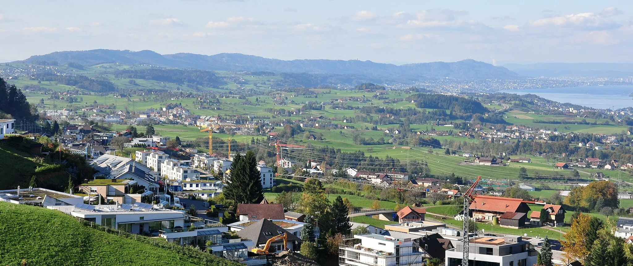Photo showing: Samstagern and Zimmerberg plateau, as seen from Schindellegi respectively Feusisberg (Switzerland) towards Etzel mountain, Albis chain with (from the left) Felsenegg and Uetliberg mountain and Zürichsee, Zürich in the background to the right.