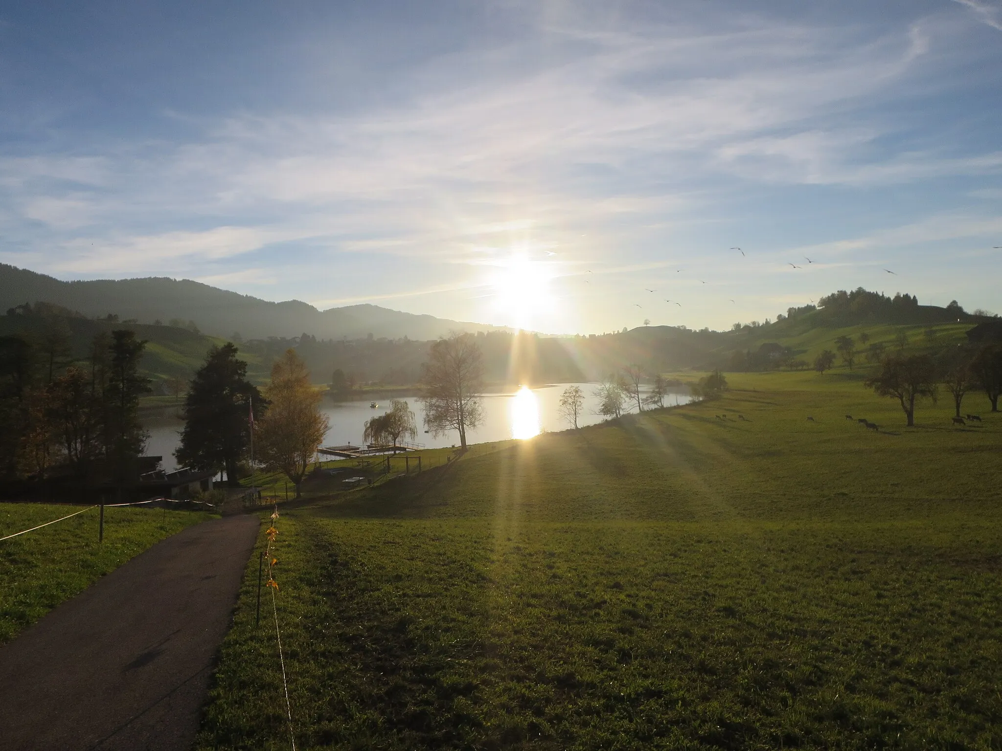 Photo showing: Hüttnersee mit Badeanstalt; im Hintergrund Drumlinlandschaft