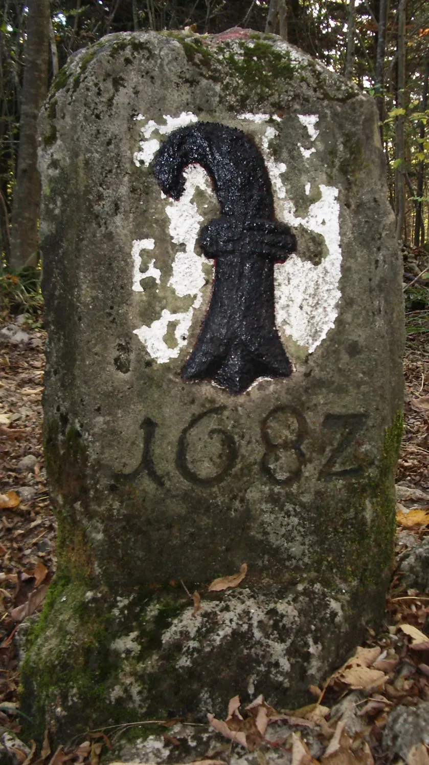 Photo showing: Border stone, Geissflue SO/BL, Switzerland

self-made, October 2005