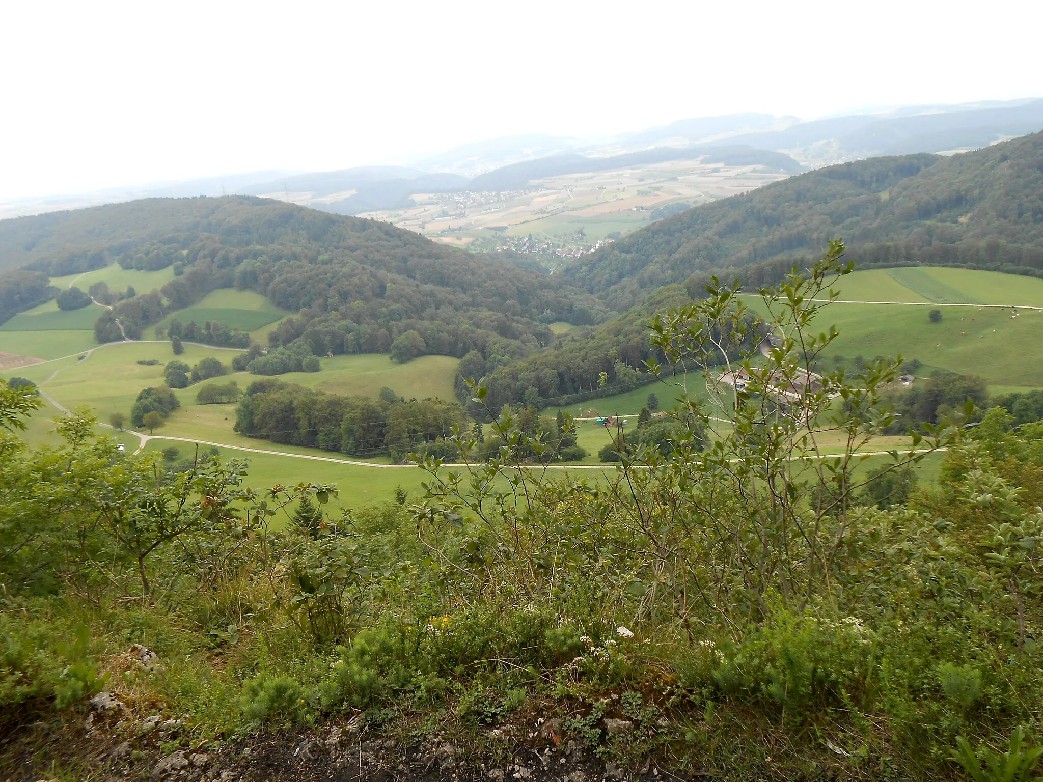 Photo showing: Hiking trail in Switzerland: Weg der drei Kantone (Trail of three cantons). Geissflue 962 m, view over the valley.