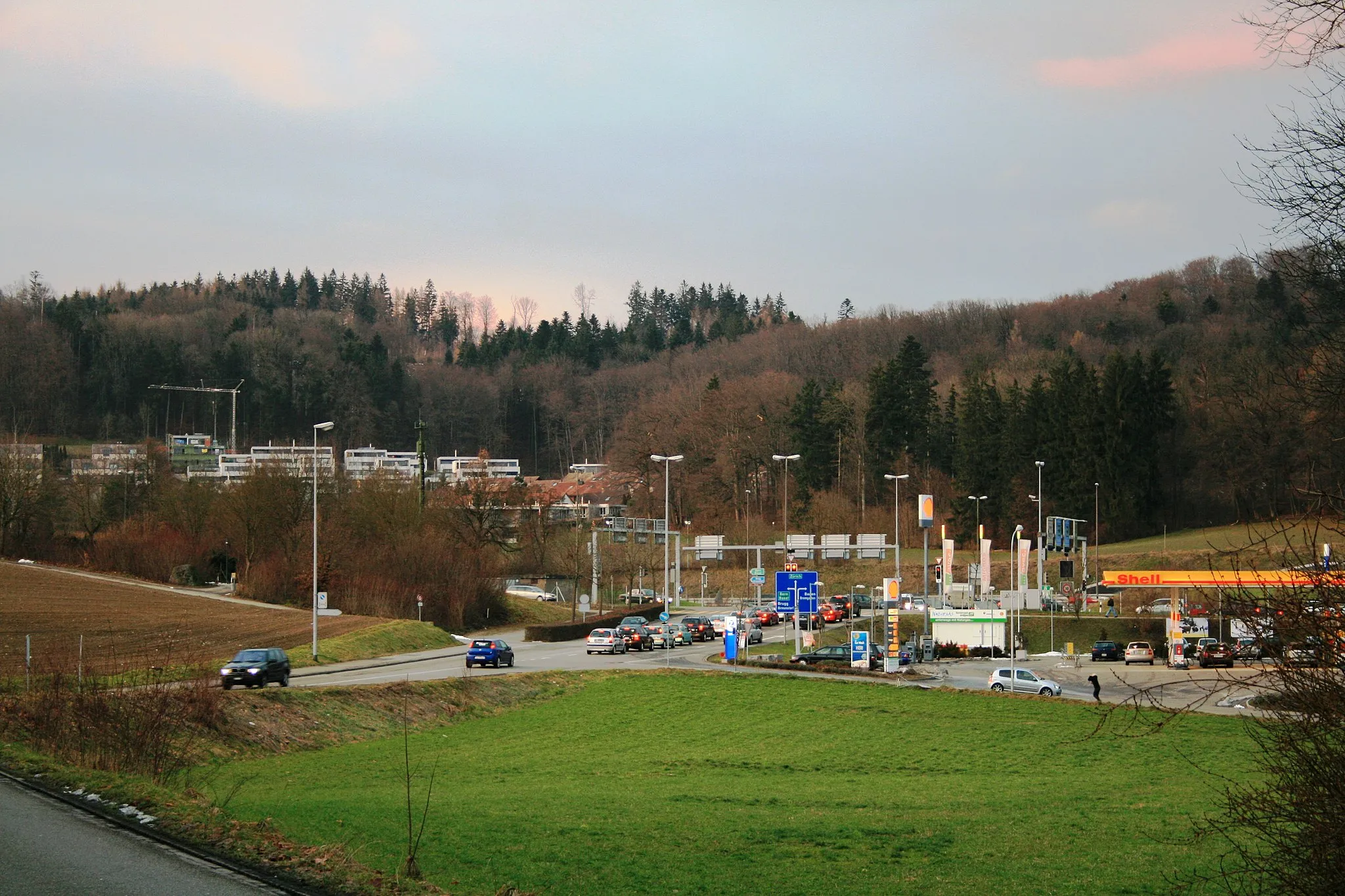 Photo showing: Die Autobahnauffahrt Baden-West, im Hintergrund der Segelhof (Dättwil)