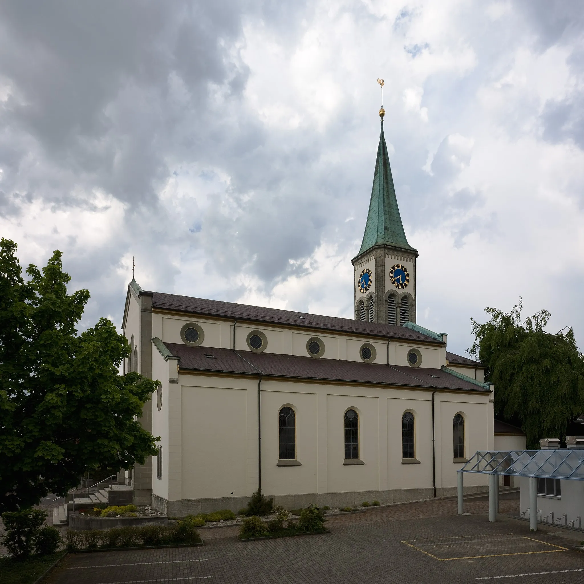 Photo showing: Die Kirche Oberentfelden vom Parkplatz gesehen Architekt Ferdinand Stadler