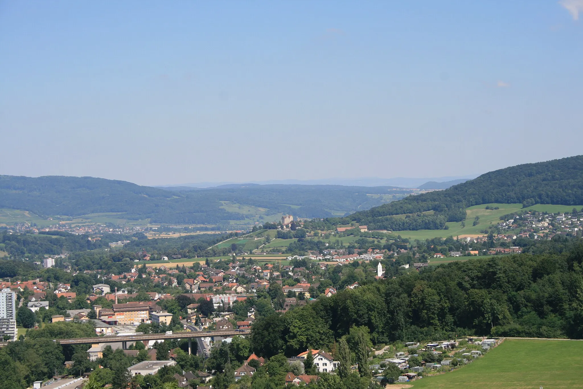 Photo showing: Blick von Schloss Lenzburg Richtung Niederlenz und Schloss Wildegg