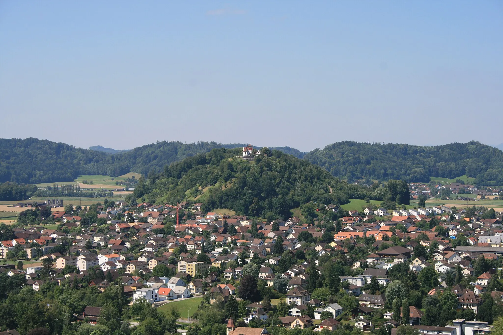 Photo showing: Blick vom Schloss Lenzburg auf den Staufberg und Staufen