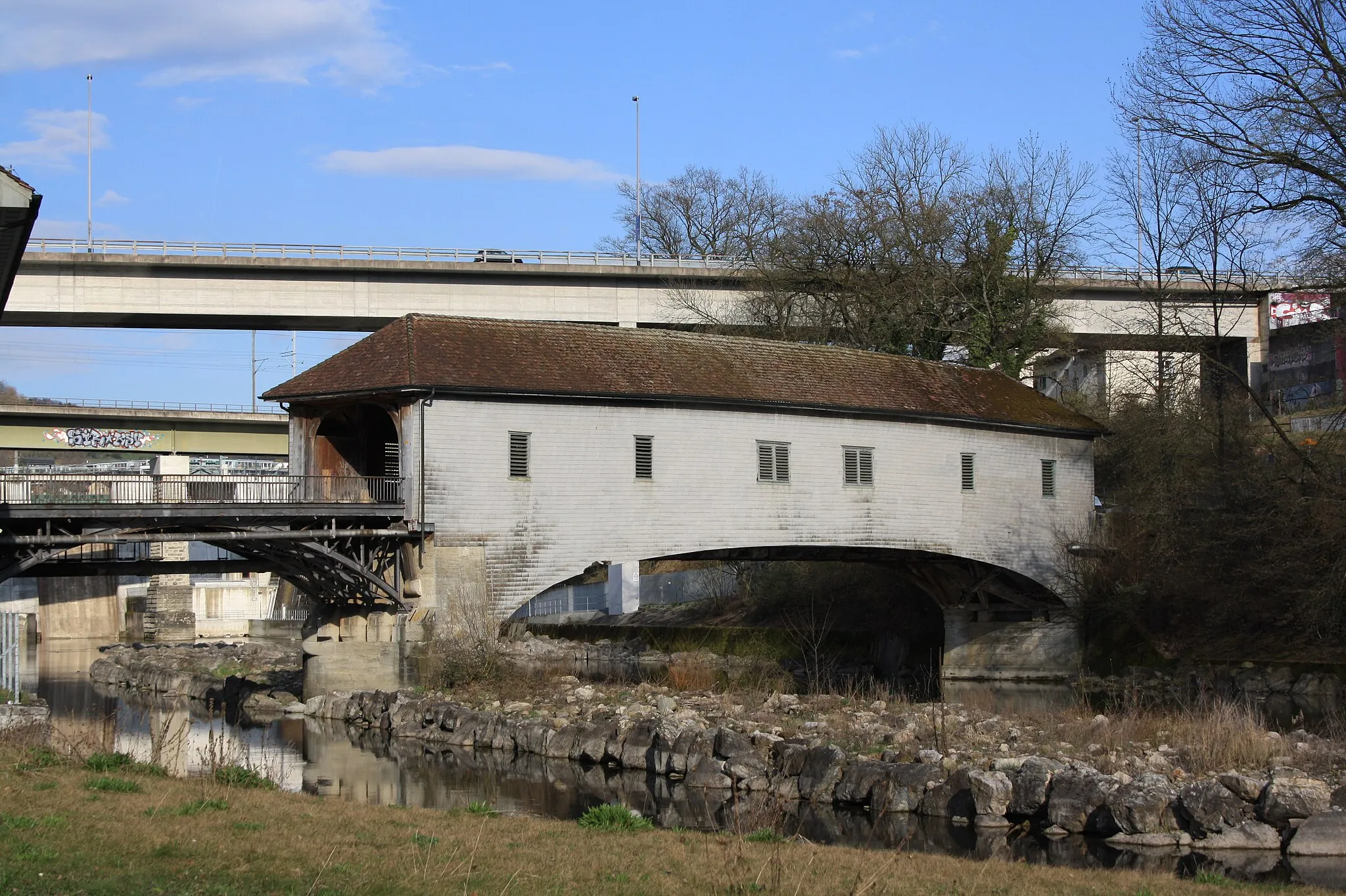 Photo showing: Holzbrücke zwischen Wettingen und Neuenhof, im Hintergrund die Strassen- und die Eisenbahnbrücke