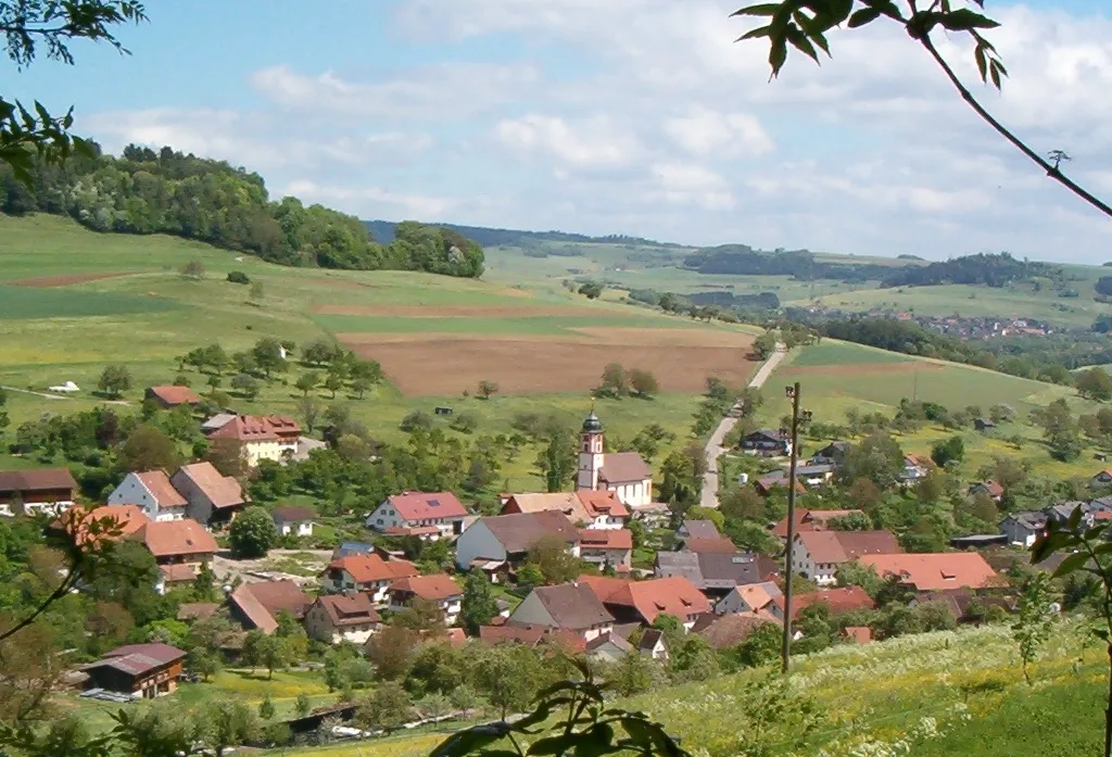 Photo showing: Krenkingen, Blickrichtung Nordosten, über das Tal der Steina hinweg. Rechts oben sind noch einige Häuser des Ortes Untermettingen, Gemeinde Ühlingen-Birkendorf, zu erkennen.