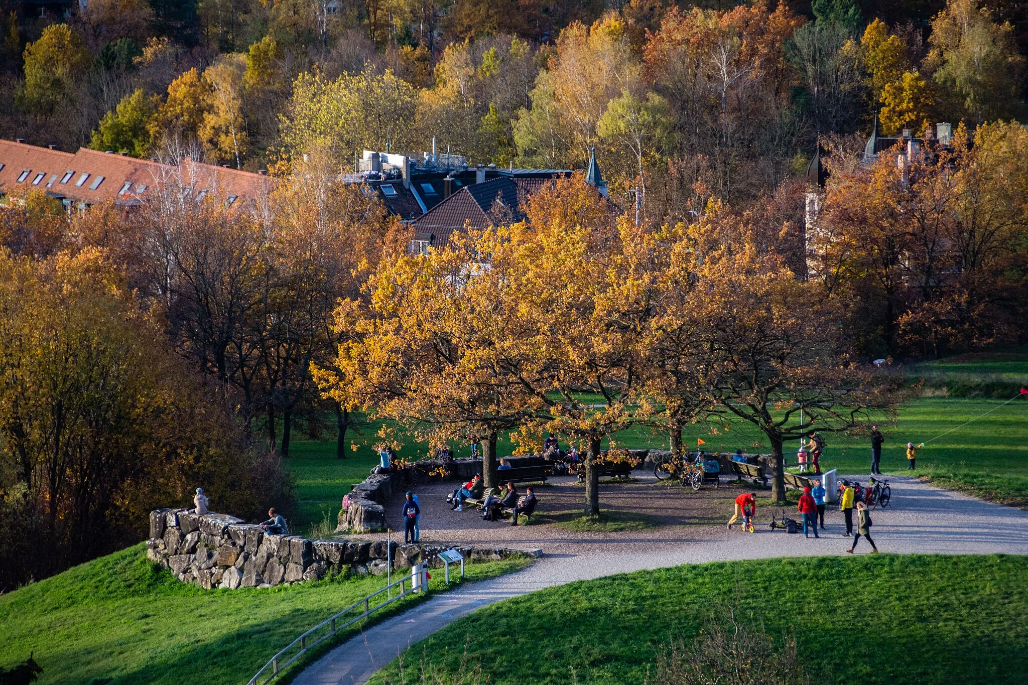 Photo showing: People enjoying a sunny autumn afternoon on Monte Diggelmann.