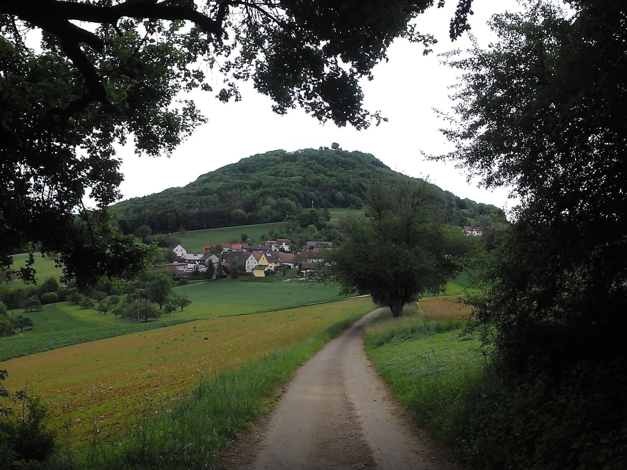 Photo showing: Küssaberg, Gemeinde im Landkreis Waldshut in Baden-Württemberg. Blick vom Höhenweg nach Lauchringen auf Bechtersbohl und den Küssenberg mit der Küssaburg.