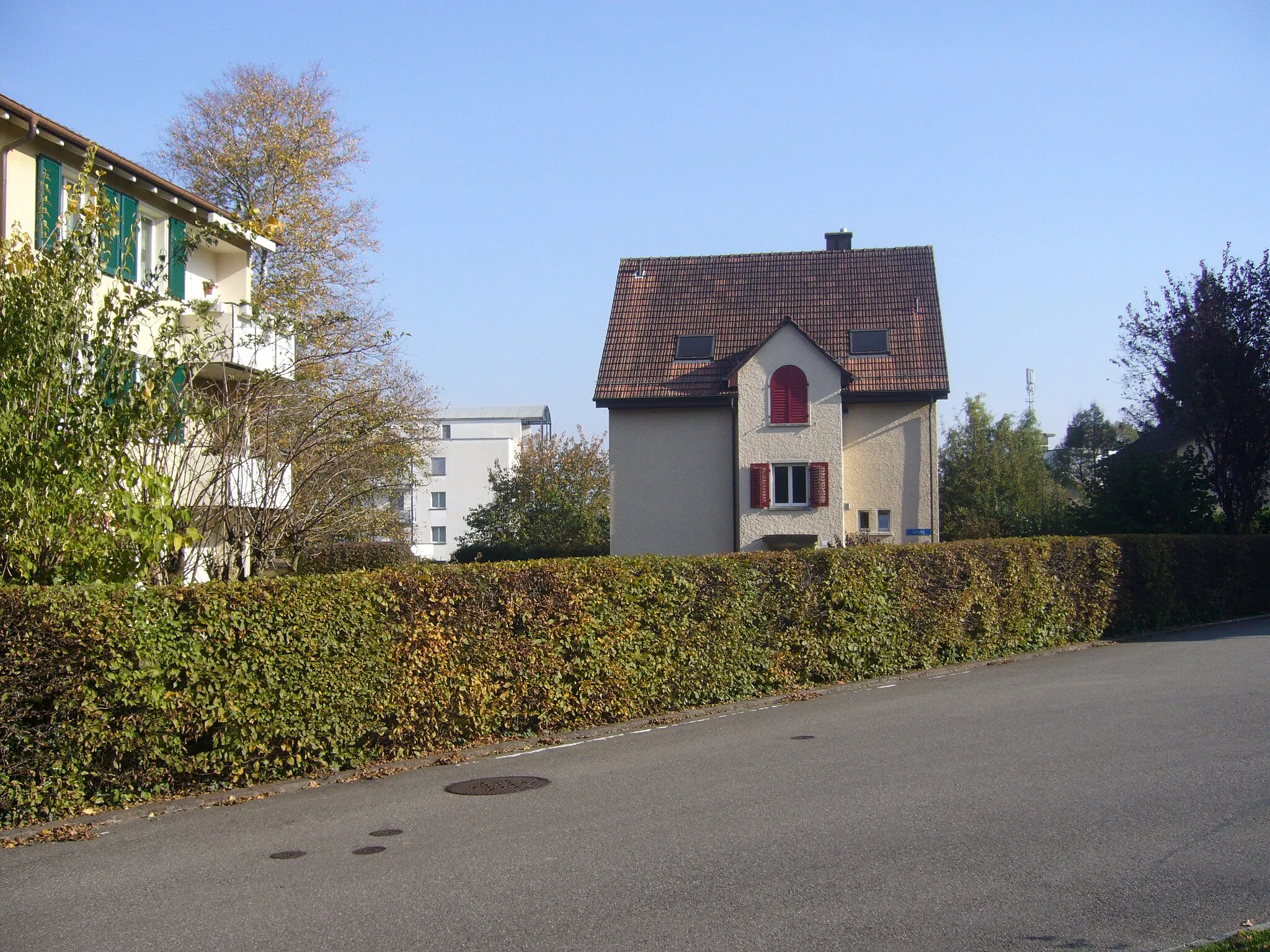 Photo showing: Blick von der Dornenstraß auf Häuser am Leiweg und an der Bahnhofstraß.