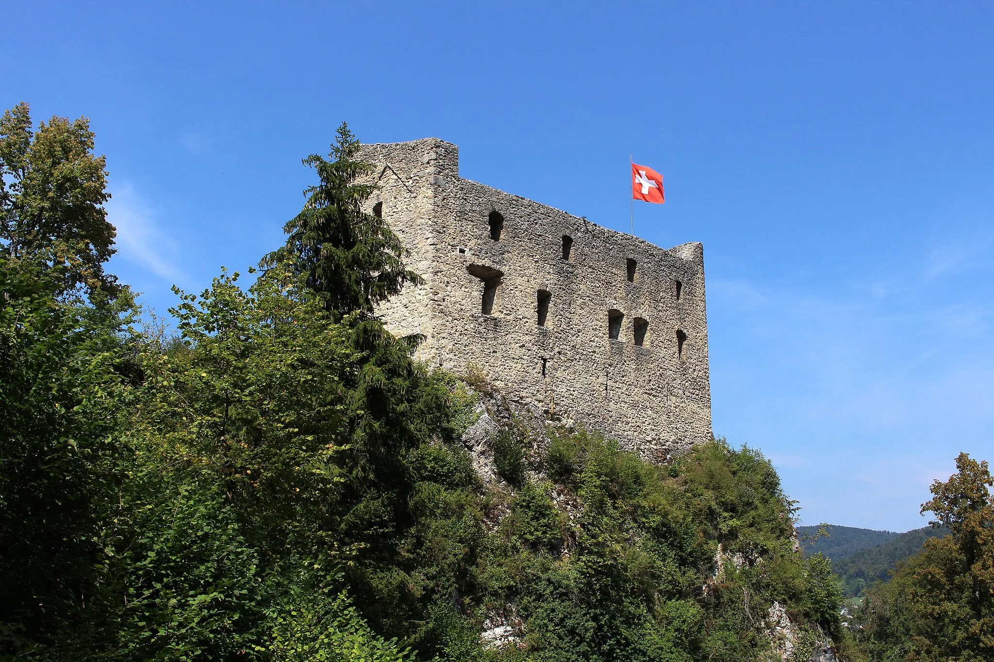 Photo showing: Blick zur Burgruine Gilgenberg (710 m.ü.M.) oberhalb von Nunningen im Solothurner Faltenjura (Schwarzbubenland).