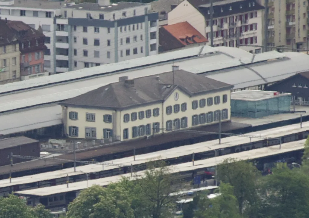 Photo showing: Der Bahnhof Olten, wie er von der Geissflue aus zu sehen ist. Im Vordergrund - auf der linken Seite der Aare - das Kantonsspital Olten, oben rechts im Bild Gebäude des Berufsbildungszentrums Olten.