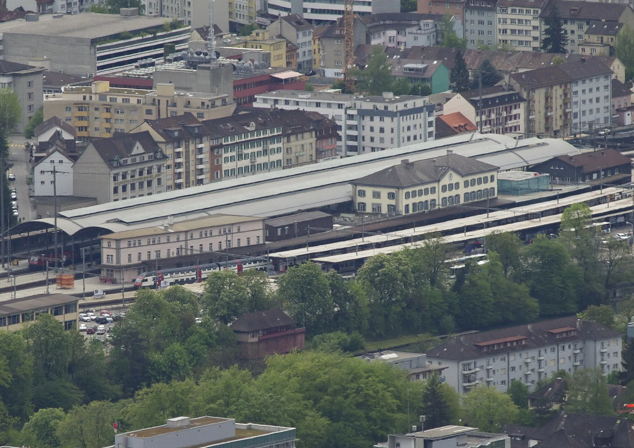 Photo showing: Der Bahnhof Olten, wie er von der Geissflue aus zu sehen ist. Im Vordergrund - auf der linken Seite der Aare - das Kantonsspital Olten, oben rechts im Bild Gebäude des Berufsbildungszentrums Olten.