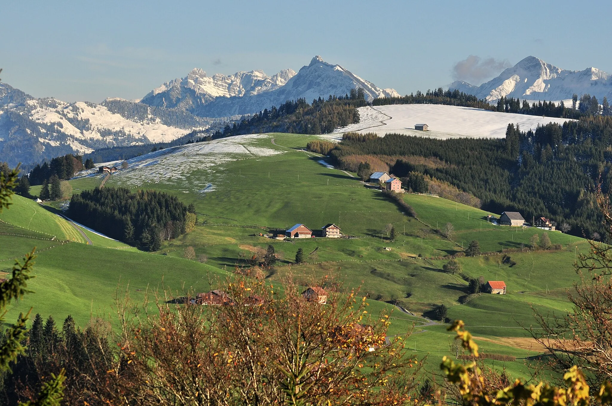 Photo showing: Grueb as seen from Etzel Kulm in Switzerland