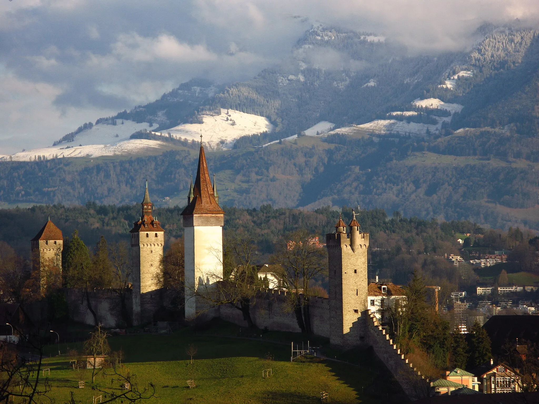 Photo showing: Lucerne's city wall with mount Rigi in the back.