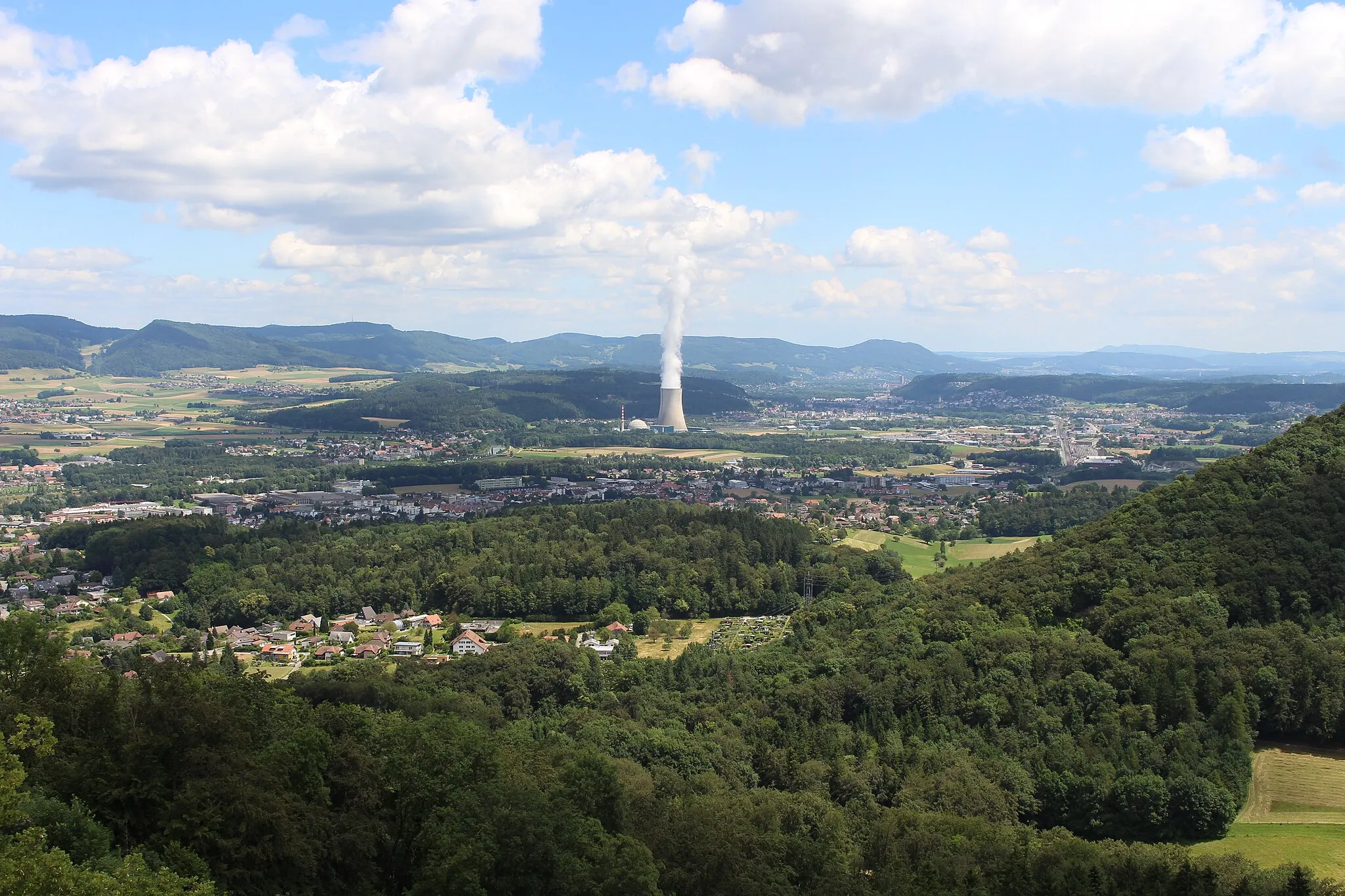 Photo showing: Blick zum AKW Gösgen von der Terrasse des Sälischlössli. Das Sälischlössli (657 m.ü.M.),früher auch Neu-Wartburg oder Schloss Wartburg-Säligenannt ist ein Schlösschen mit Ausflugsrestaurant in Starrkirch-Wil bei Olten im Schweizer Kanton Solothurn.