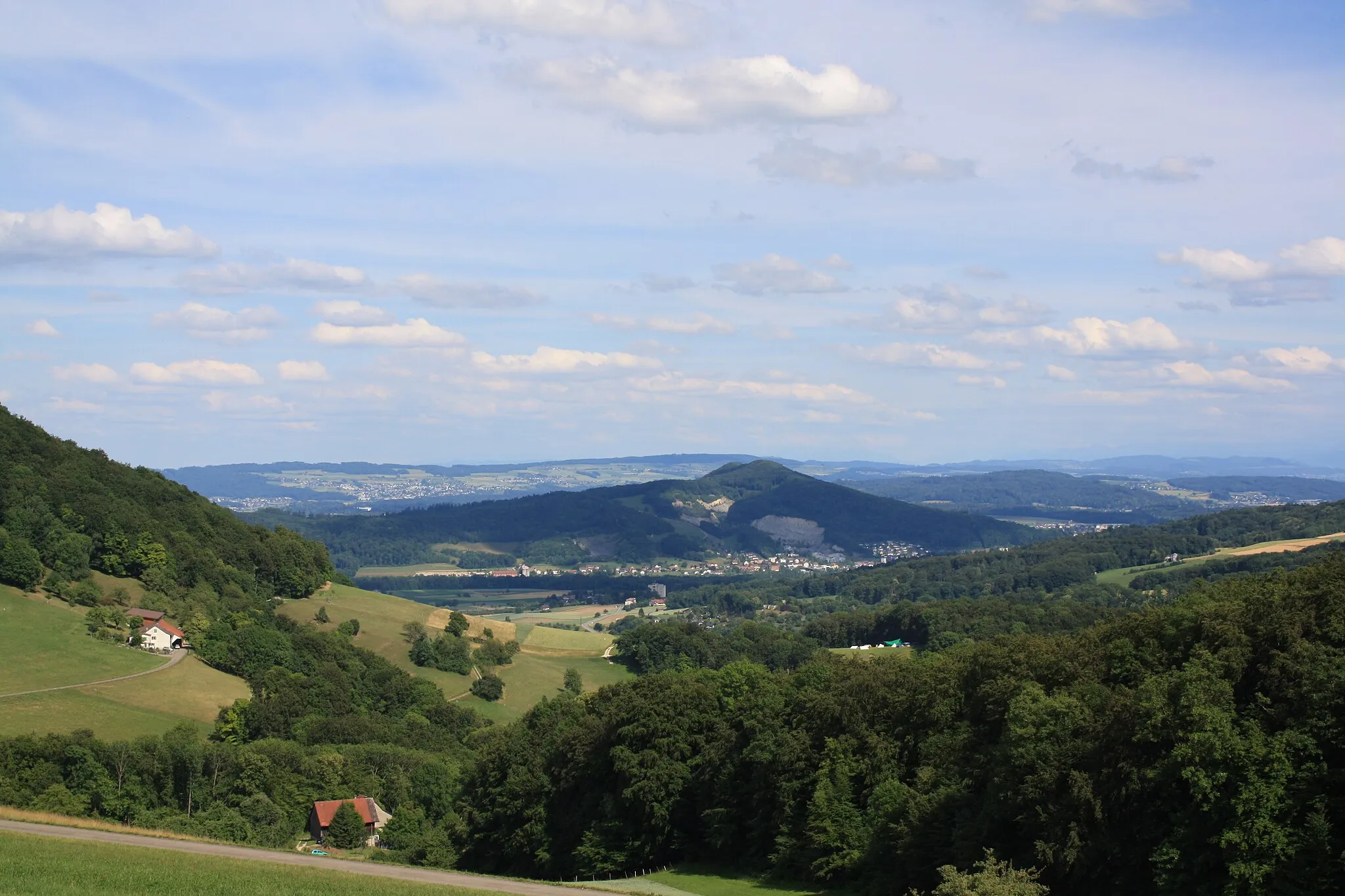 Photo showing: Blick von Thalheim Richtung Aaretal und auf den Chestenberg