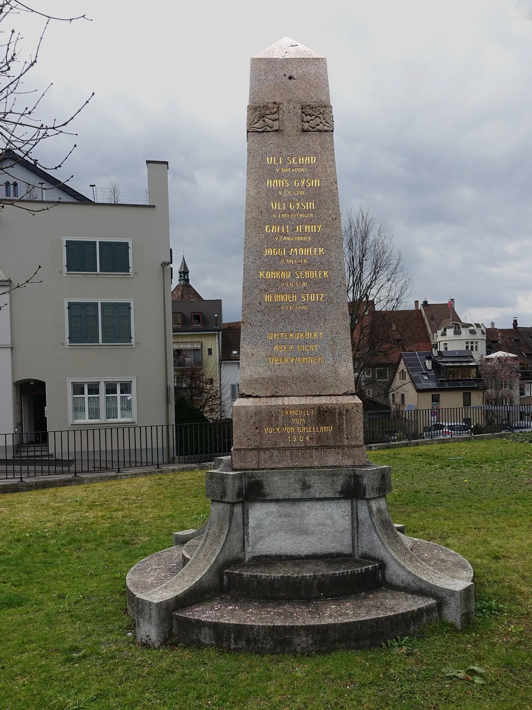 Photo showing: Obelisk-Bauernkriegsdenkmal von 1904, vor der Kaserne in Liestal, Schweiz. Inschrift: Uli Schad von Oberdorf, Hans Gysin von Liestal, Uli Gysin Läufelfingen, Galli Jenny von Langenbruck, Joggi Mohler von Diegten, Konrad Schuler von Liestal, Heinrich Stutz von Liestal. Unterdrückt aber nicht überwunden. Errichtet vom Volk von Baselland 1904. Inschrift auf der anderen Seite: Dem Andenken an die am 24. Juli 1653 für das Volk gestorbenen (Hingerichteten!) Baselbieter. Inschrift auf der anderen Seite.