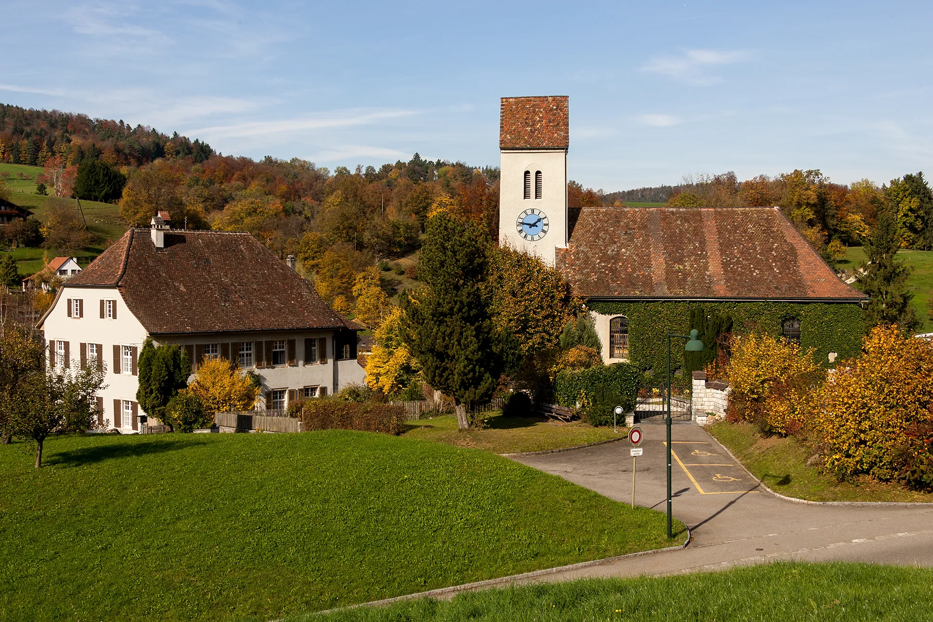 Photo showing: Pfarrhaus und Kirche in Bretzwil (BL)