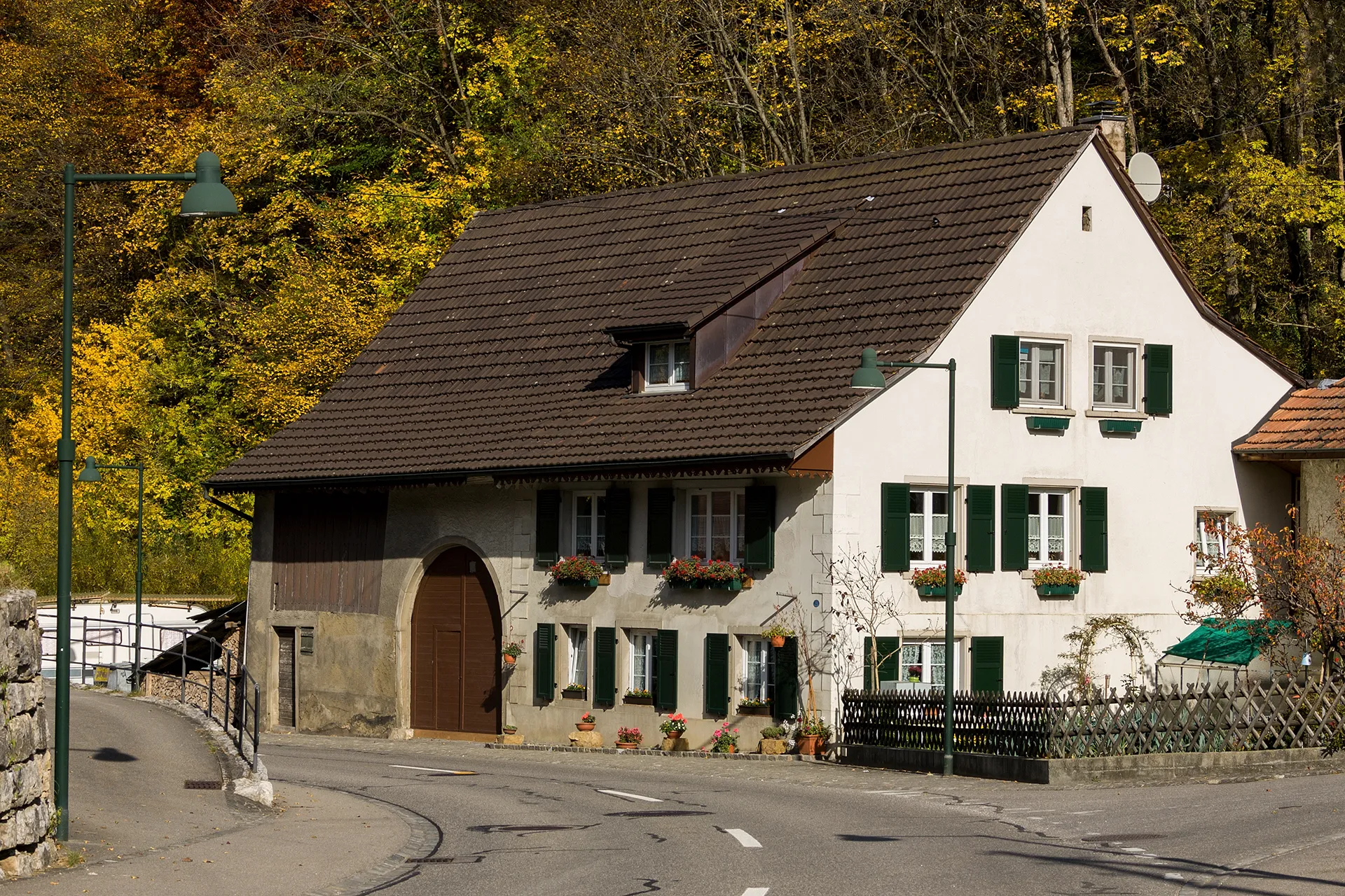 Photo showing: Regionaltypisches Dreisässenhaus in Bretzwil (BL)