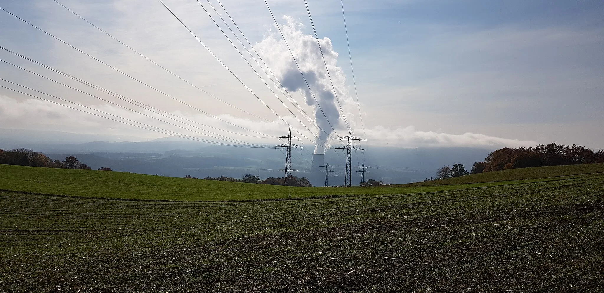Photo showing: Blick ins Tal beim Wasserschloss Eschbach mit dem Kernkraftwerk Leibstadt im Hintergrund