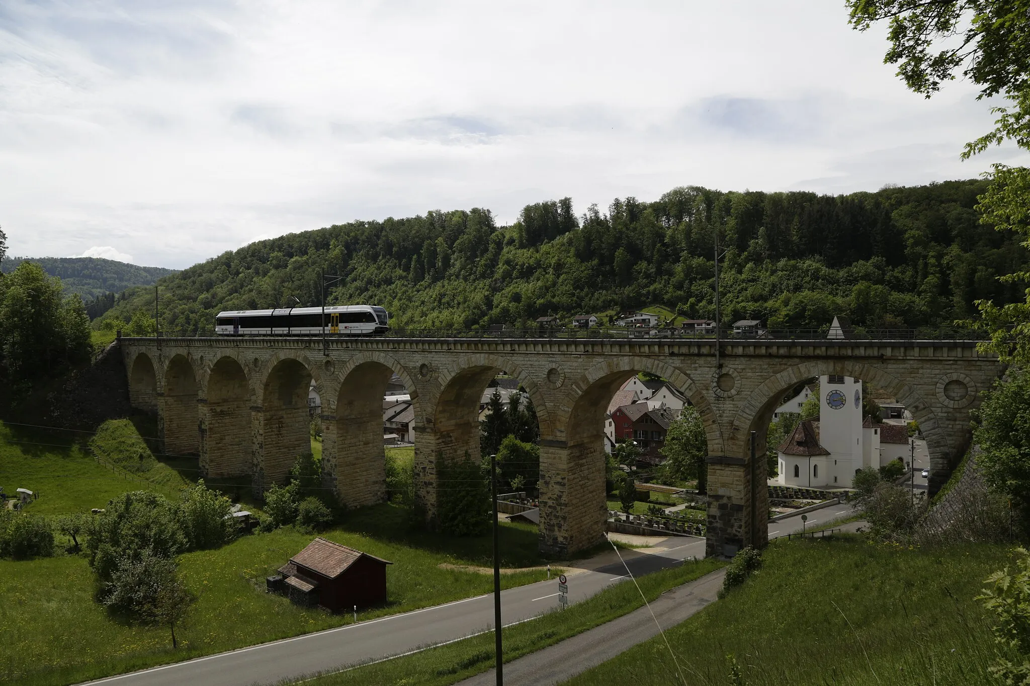 Photo showing: Der Rümlingerviadukt der alten Hauensteinstrecke bei Rümligen.
