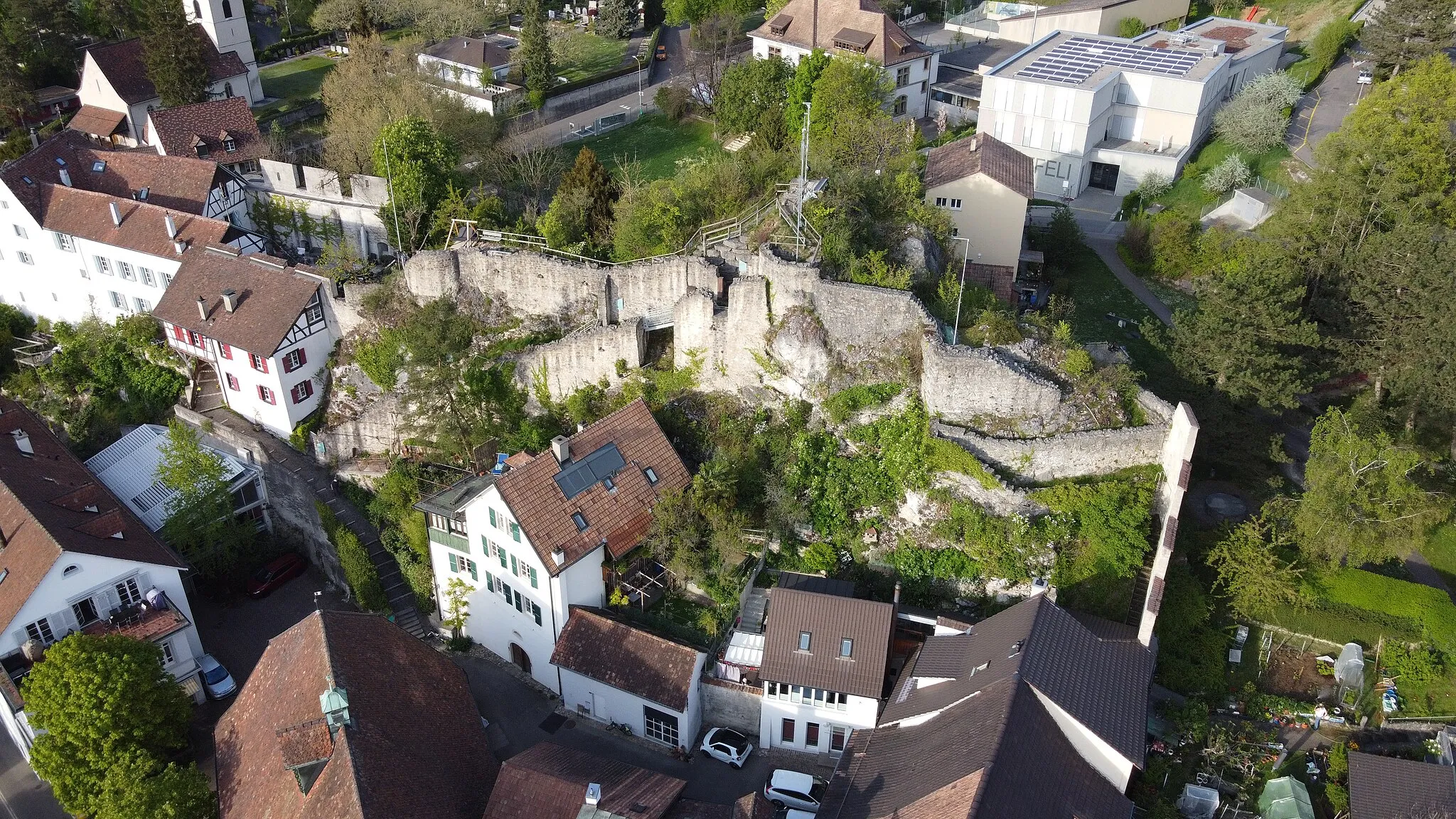 Photo showing: Auf diesem Bild ist die Ruine Münchenstein aus der Drohnenperspektive sichtbar. Es verdeutlicht die Ausmaße der Ruine.