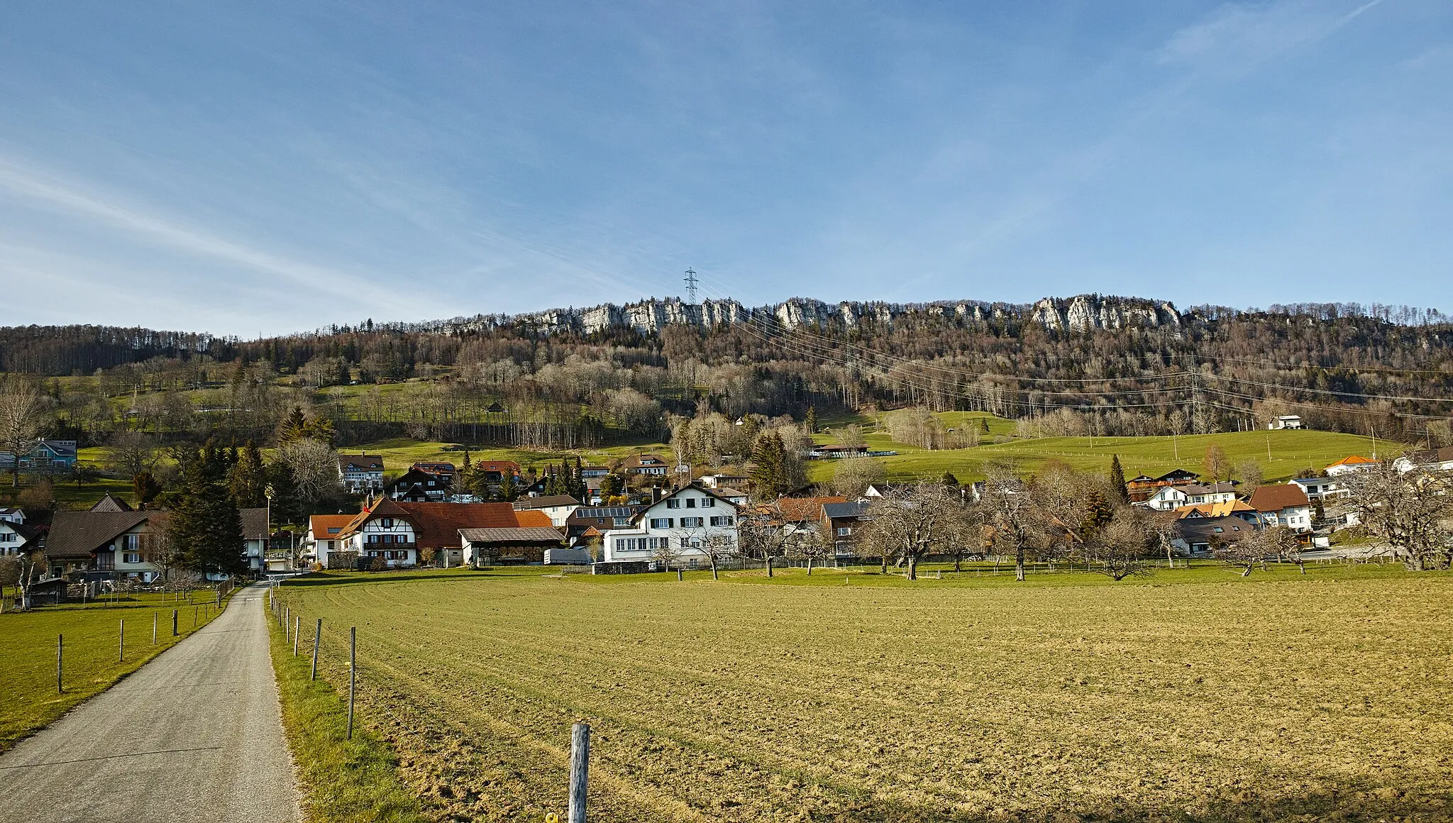 Photo showing: Farnern, canton of Bern, Switzerland, seen from the south (Attiswilerstrasse).