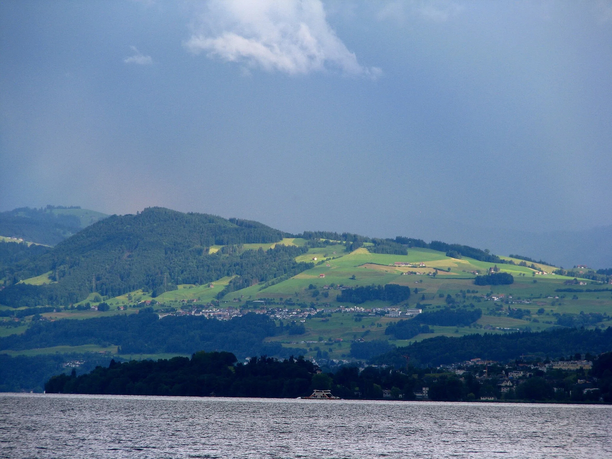 Photo showing: Etzel mountain and Feusisberg as seen from Lake Zürich (Switzerland)