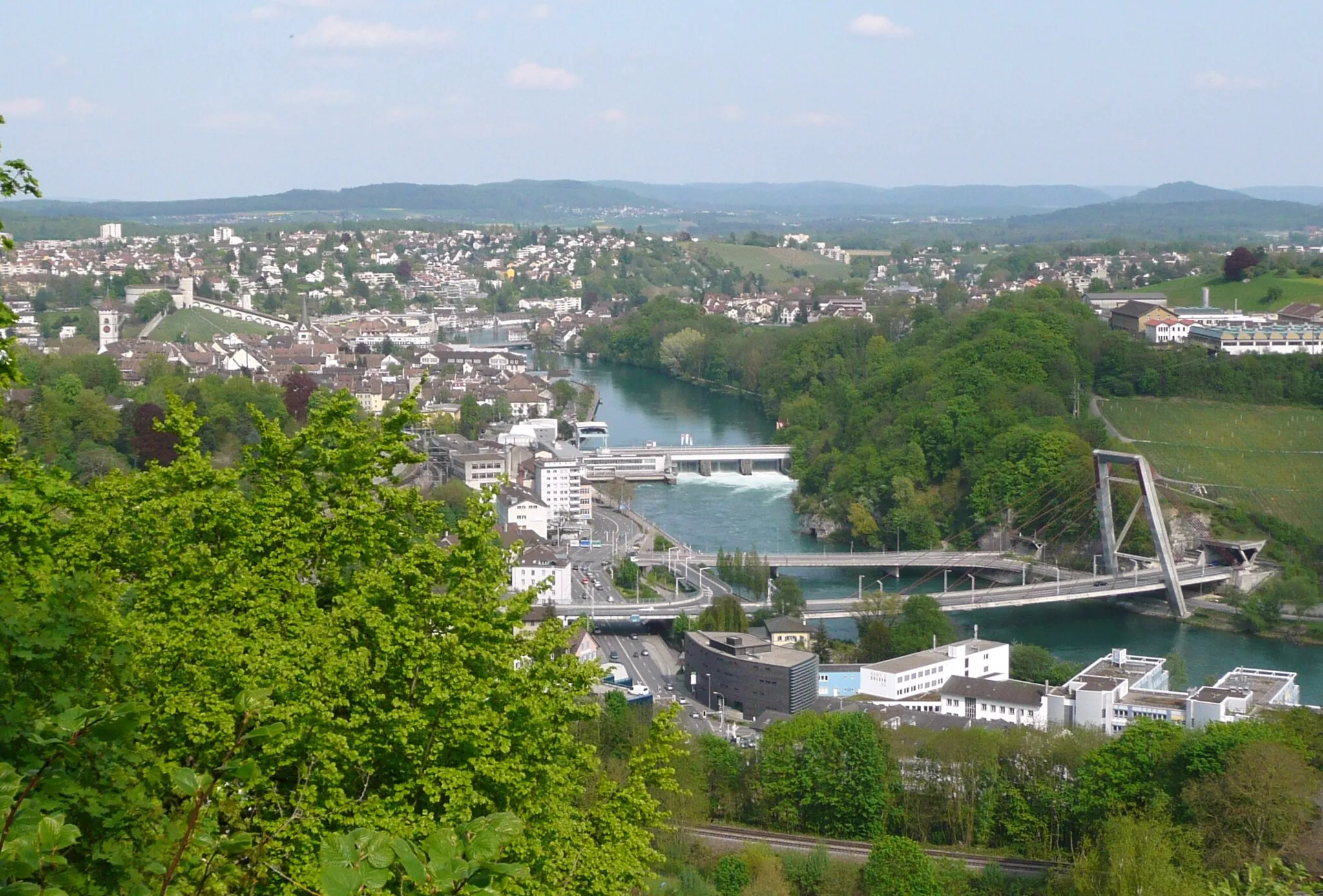 Photo showing: Blick von der Hohfluh auf die Stadt Schaffhausen und den Rhein mit der Festung Munot, dem Kraftwerk und der Schrägseilbrücke A4.