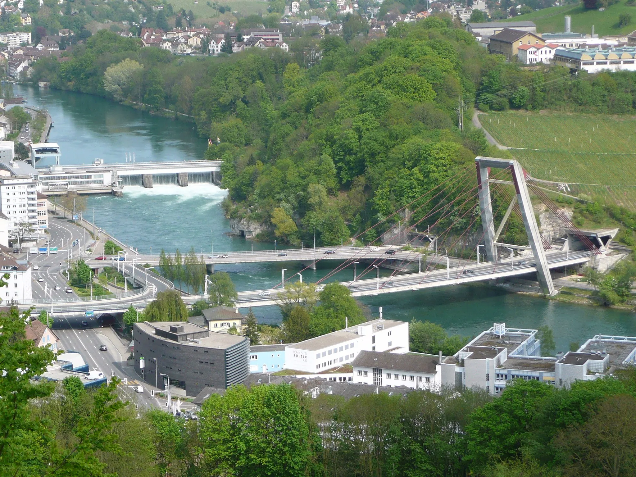 Photo showing: Blick von der Hohfluh auf den Rhein bei Schaffhausen mit dem Kraftwerk, der Brücke Schaffhausen-Flurlingen und der Schrägseilbrücke A4.