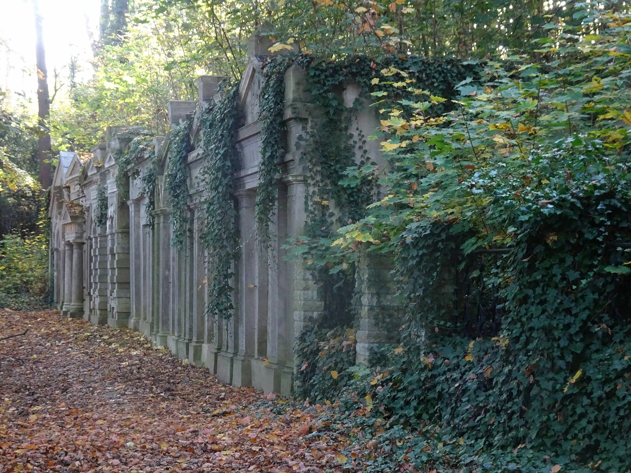 Photo showing: Schlieben, Martinsberg, Erbbegräbnisreihe Ostreihe, Ansicht von NW