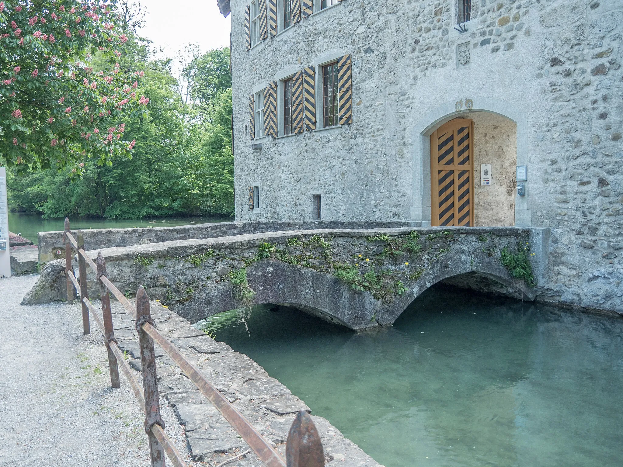 Photo showing: Hallwyl Castle-Bridge over the Aabach River, Seengen, Canton of Aargau, Switzerland