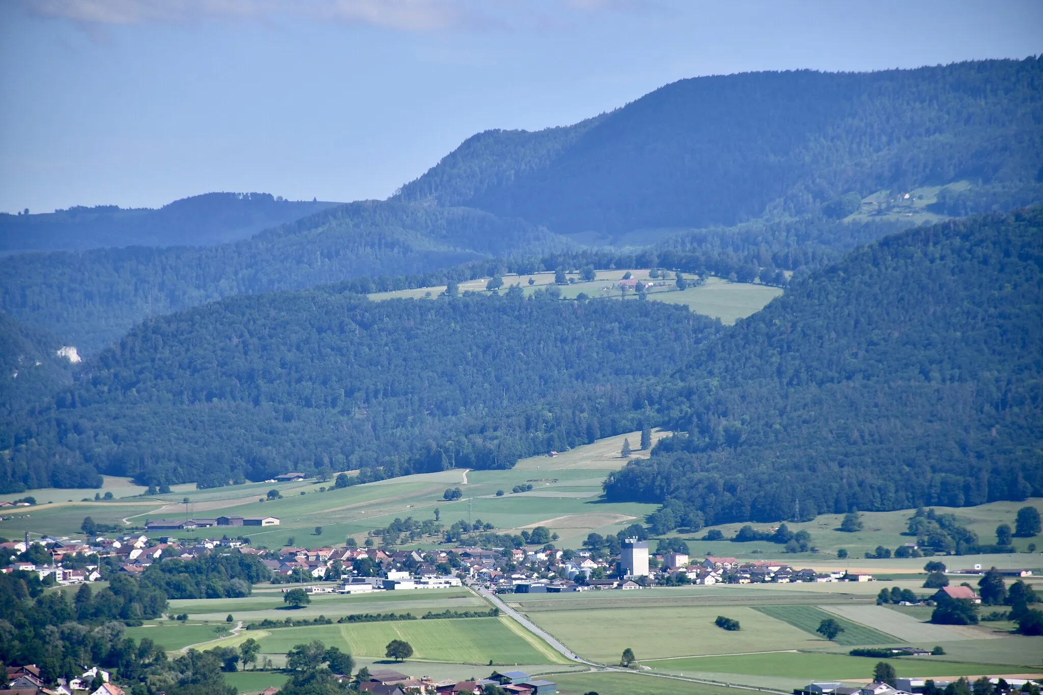 Photo showing: Le village de Vicques vue depuis la chapelle du vorbourg.